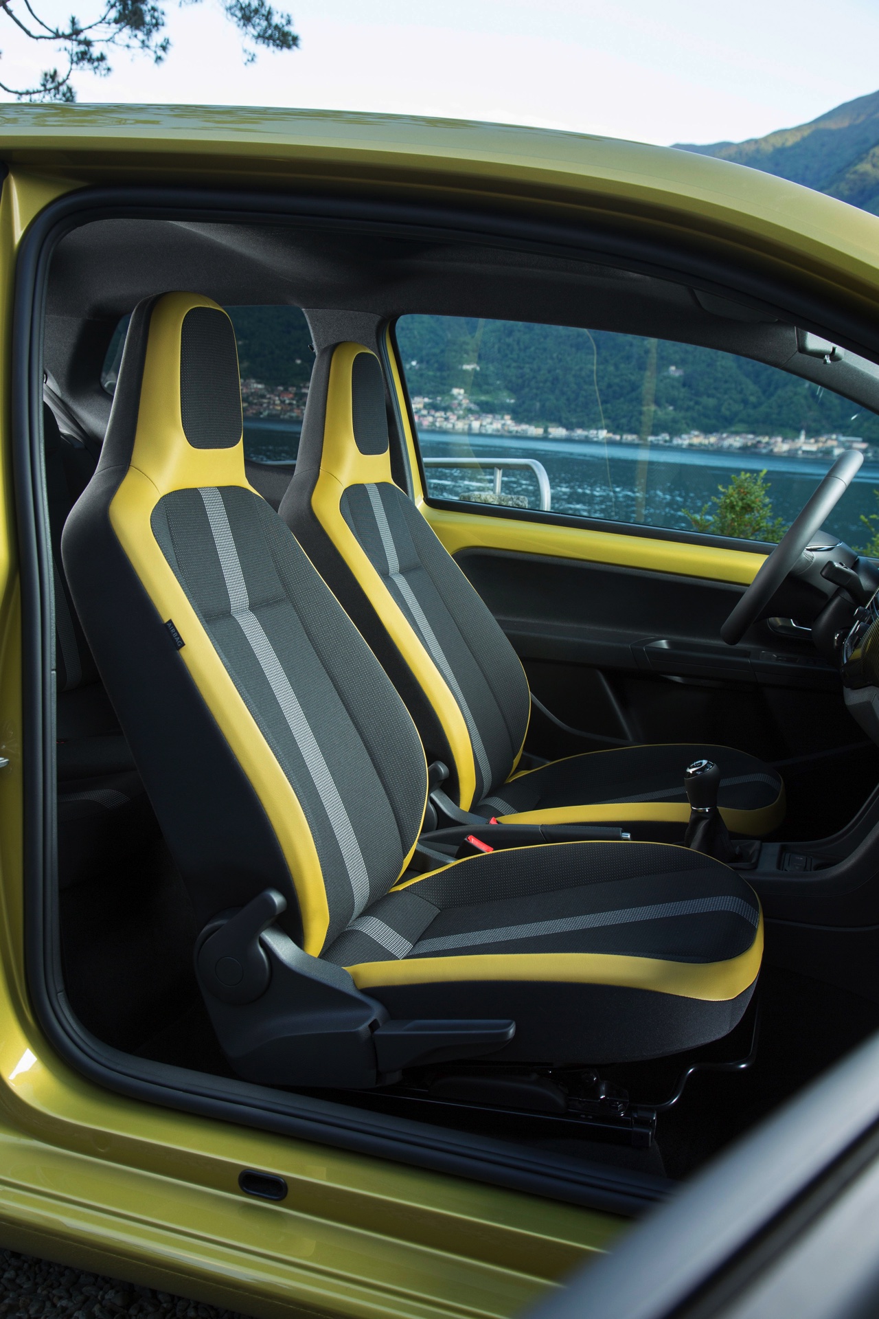 Autotest nieuwe Volkswagen Up. De facelift van de populaire Up maakt Volkswagens bestseller nog volwassener terwijl de nieuwe kleurtjes een glimlach bezorgen. Die komt ook van de 1.0 TSI motor.