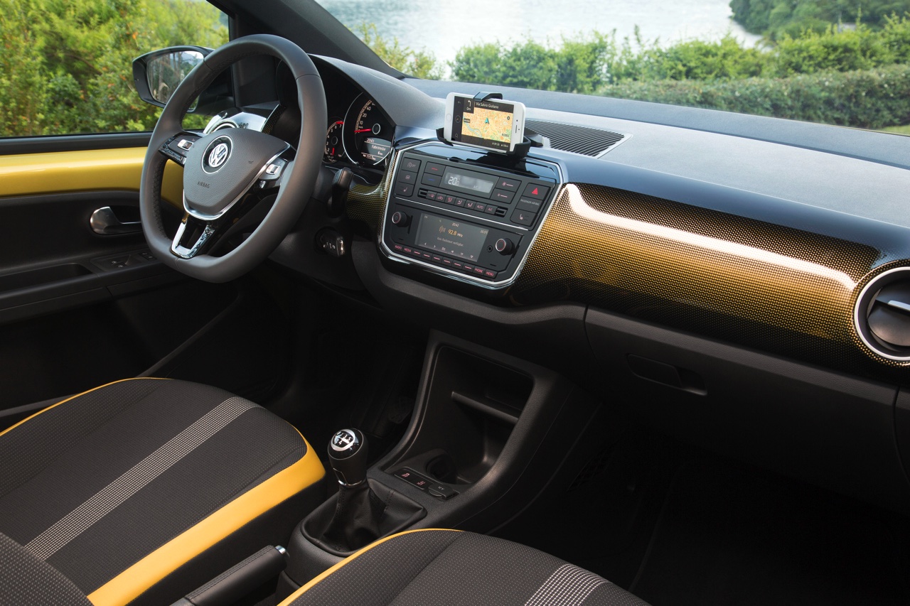 Autotest nieuwe Volkswagen Up. De facelift van de populaire Up maakt Volkswagens bestseller nog volwassener terwijl de nieuwe kleurtjes een glimlach bezorgen. Die komt ook van de 1.0 TSI motor.