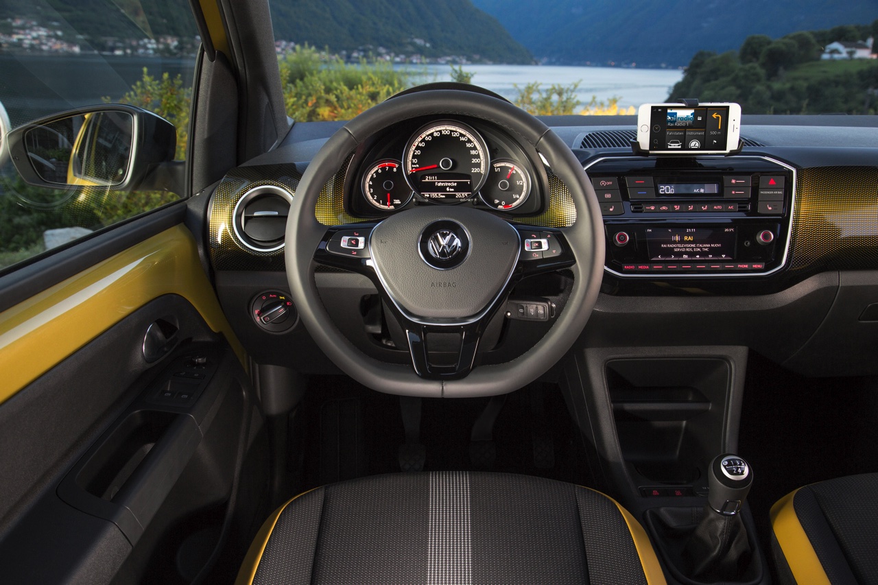 Autotest nieuwe Volkswagen Up. De facelift van de populaire Up maakt Volkswagens bestseller nog volwassener terwijl de nieuwe kleurtjes een glimlach bezorgen. Die komt ook van de 1.0 TSI motor.
