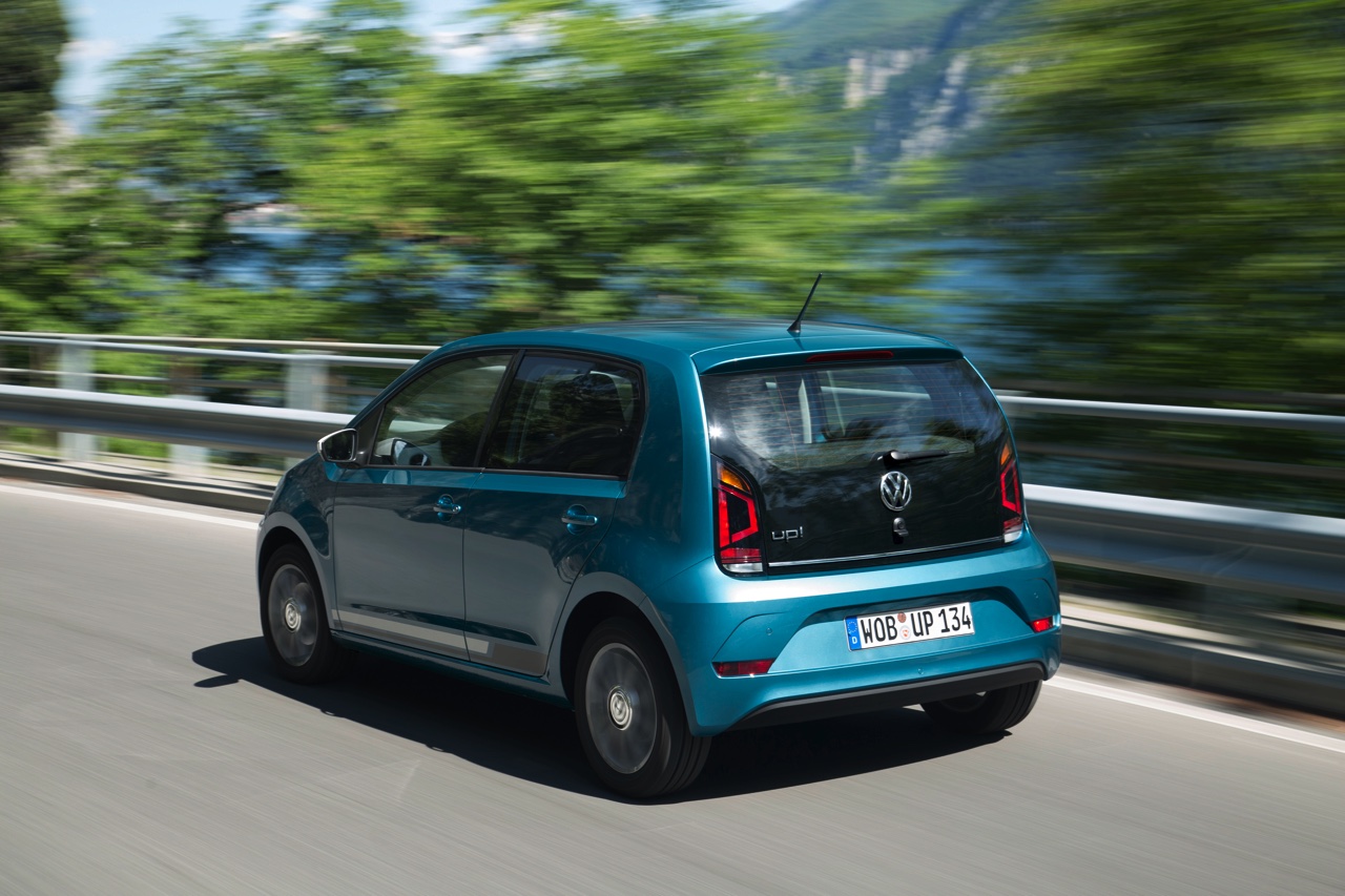 Autotest nieuwe Volkswagen Up. De facelift van de populaire Up maakt Volkswagens bestseller nog volwassener terwijl de nieuwe kleurtjes een glimlach bezorgen. Die komt ook van de 1.0 TSI motor.