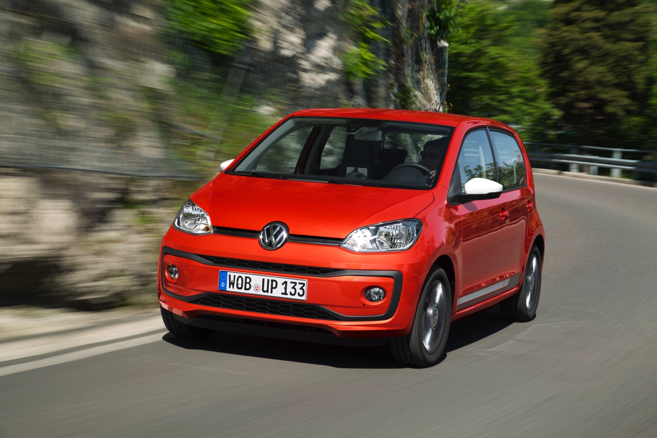Autotest nieuwe Volkswagen Up. De facelift van de populaire Up maakt Volkswagens bestseller nog volwassener terwijl de nieuwe kleurtjes een glimlach bezorgen. Die komt ook van de 1.0 TSI motor.