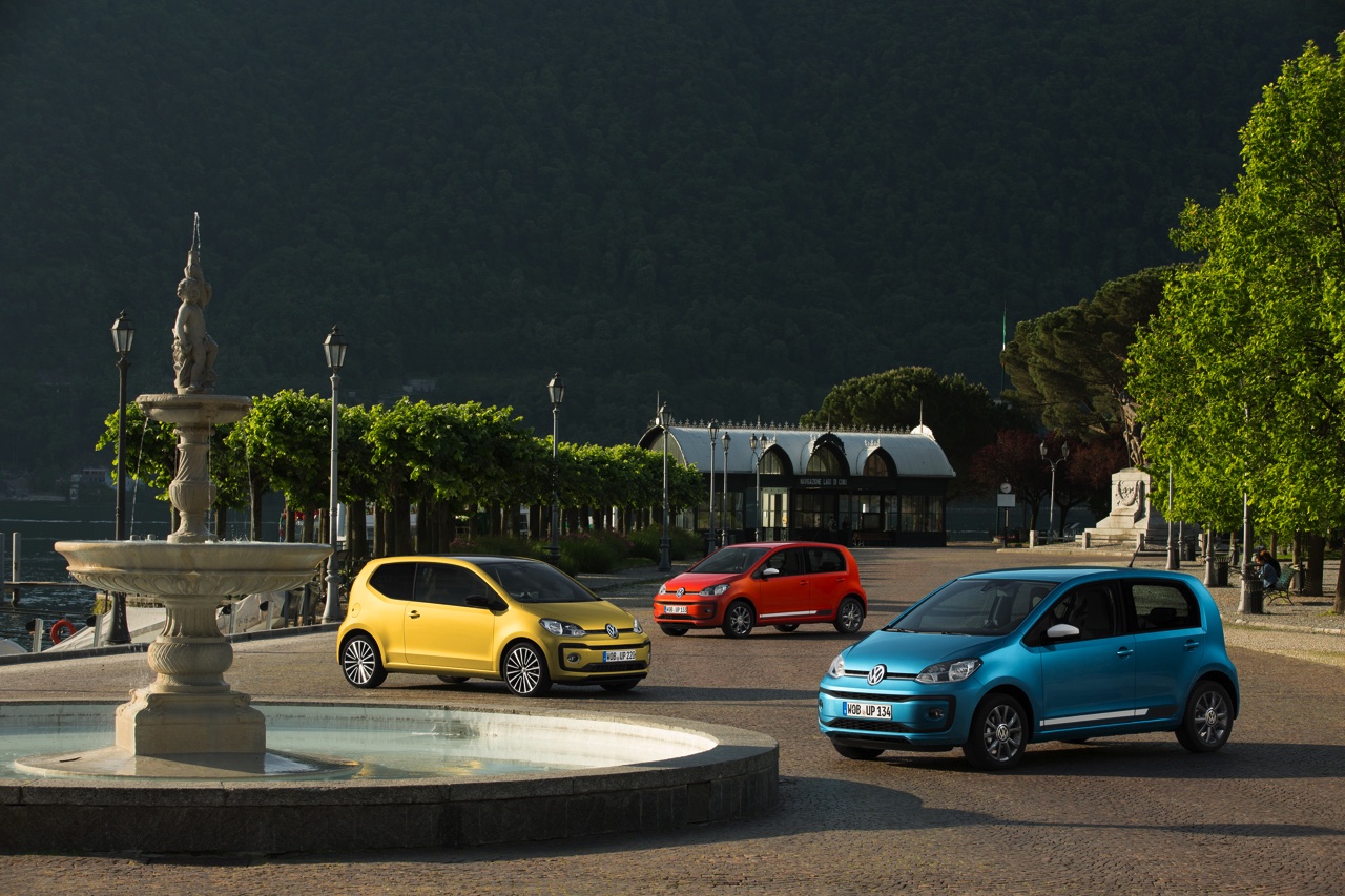 Autotest nieuwe Volkswagen Up. De facelift van de populaire Up maakt Volkswagens bestseller nog volwassener terwijl de nieuwe kleurtjes een glimlach bezorgen. Die komt ook van de 1.0 TSI motor.