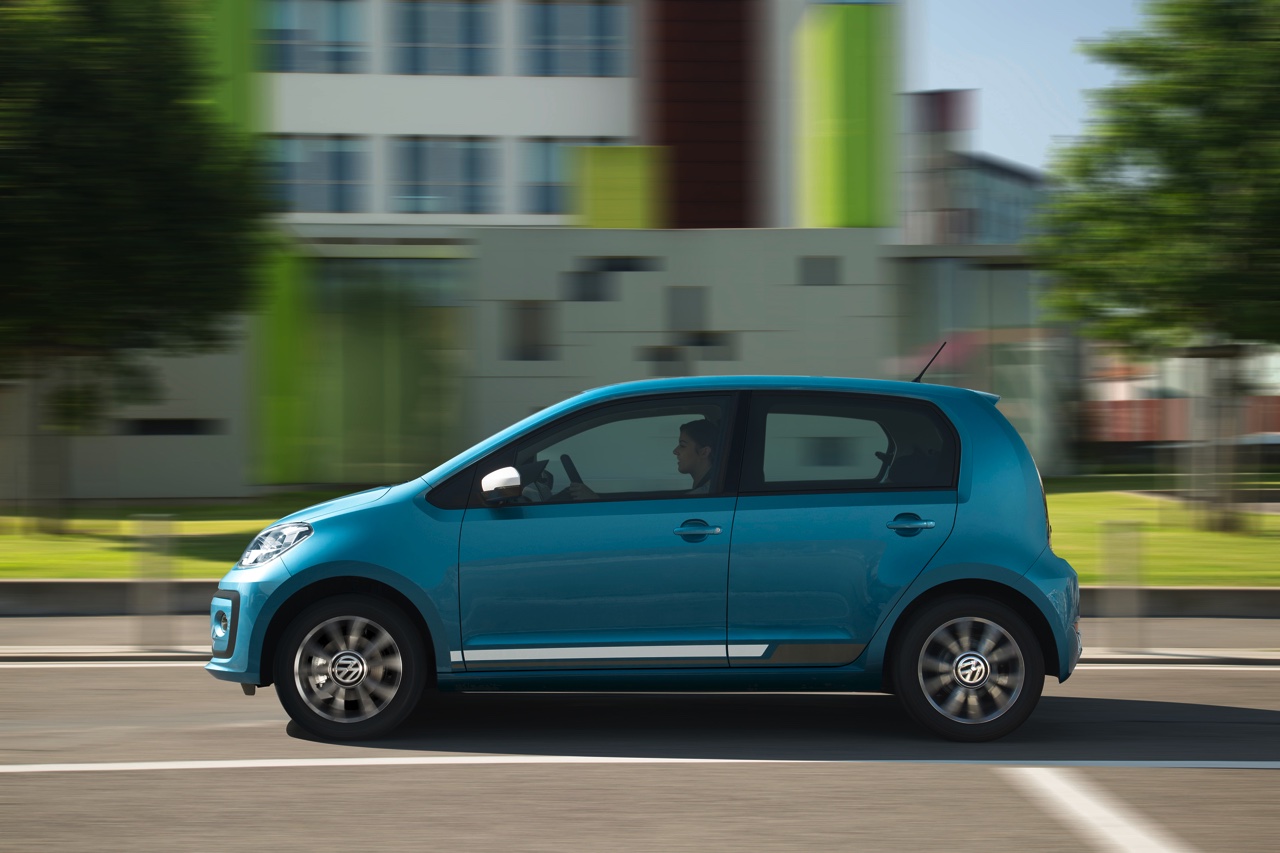Autotest nieuwe Volkswagen Up. De facelift van de populaire Up maakt Volkswagens bestseller nog volwassener terwijl de nieuwe kleurtjes een glimlach bezorgen. Die komt ook van de 1.0 TSI motor.