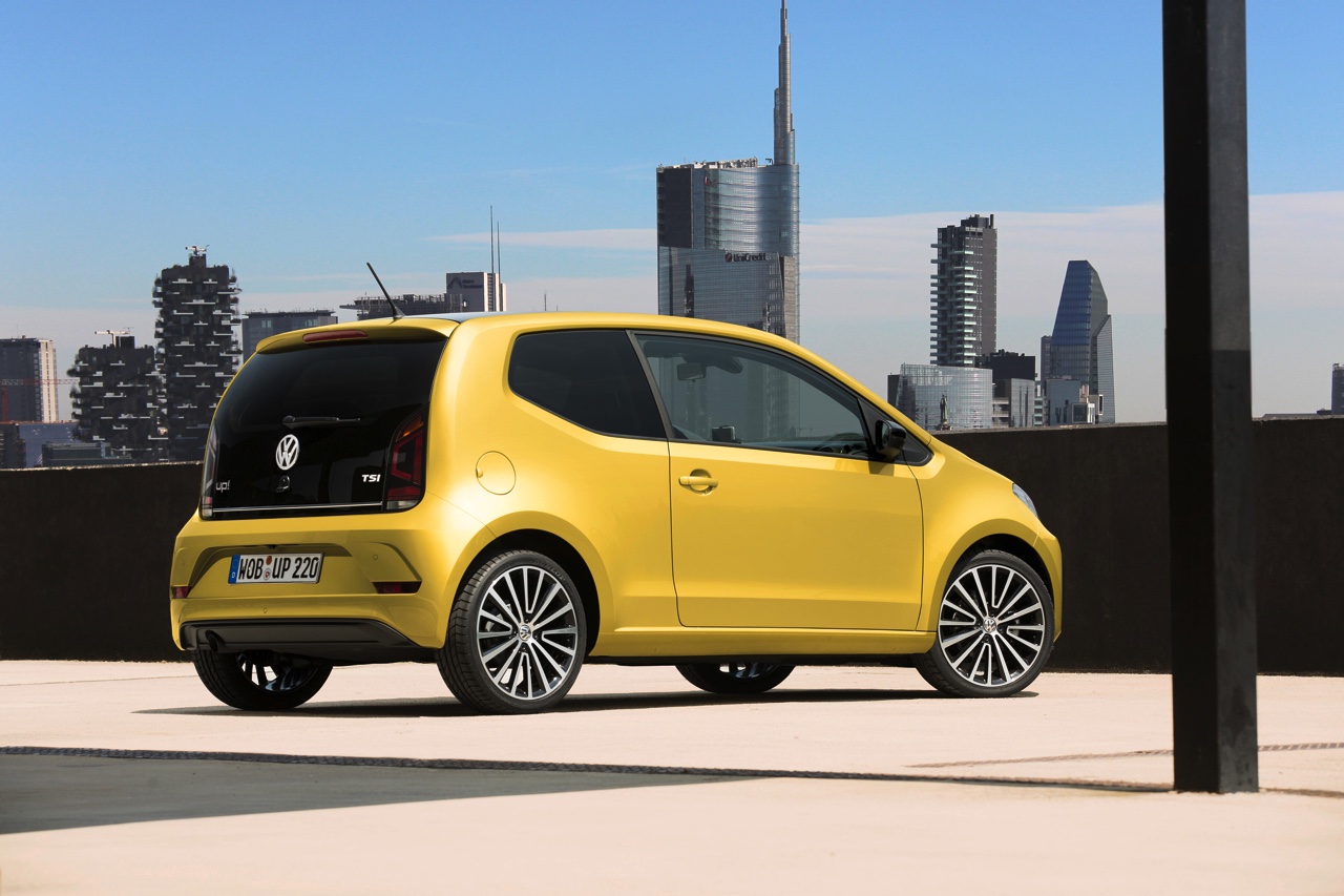 Autotest nieuwe Volkswagen Up. De facelift van de populaire Up maakt Volkswagens bestseller nog volwassener terwijl de nieuwe kleurtjes een glimlach bezorgen. Die komt ook van de 1.0 TSI motor.