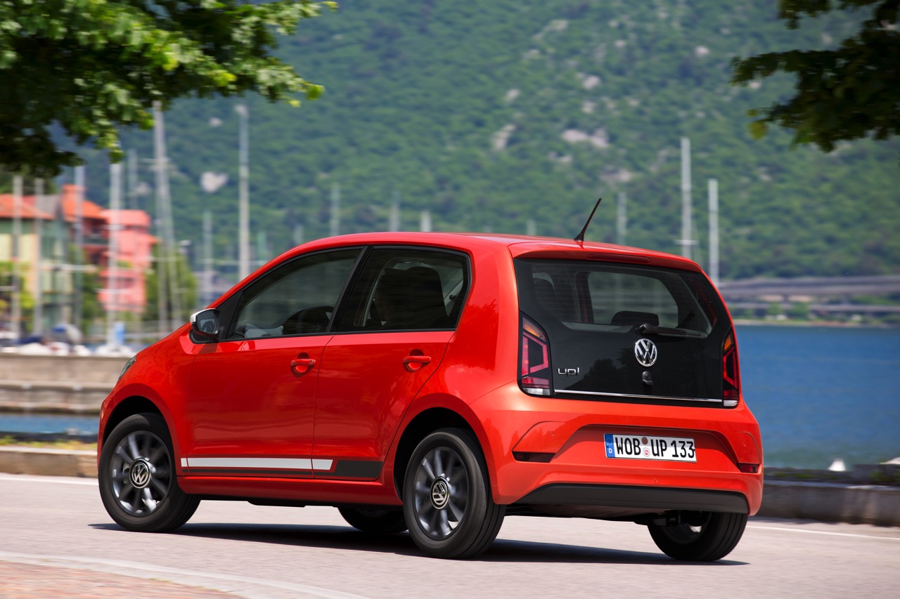 Autotest nieuwe Volkswagen Up. De facelift van de populaire Up maakt Volkswagens bestseller nog volwassener terwijl de nieuwe kleurtjes een glimlach bezorgen. Die komt ook van de 1.0 TSI motor.