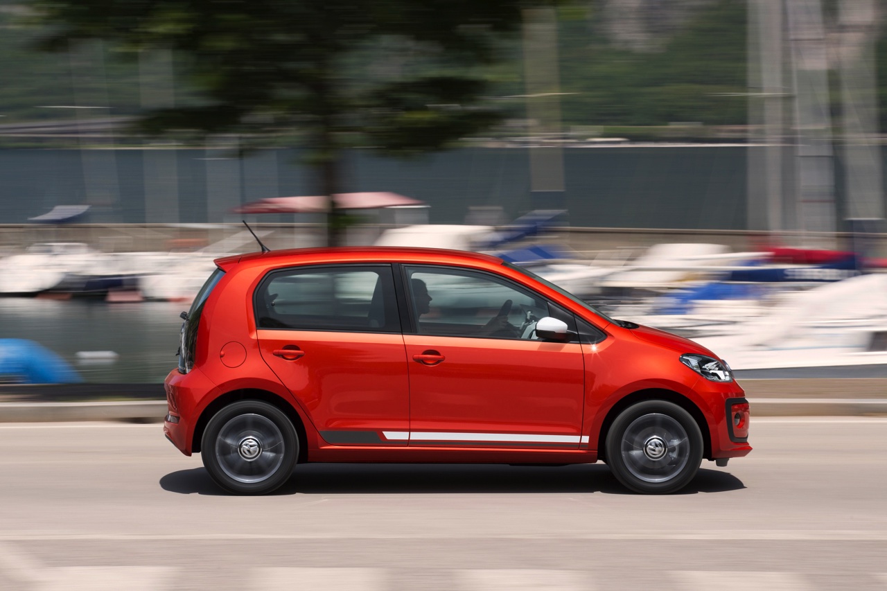 Autotest nieuwe Volkswagen Up. De facelift van de populaire Up maakt Volkswagens bestseller nog volwassener terwijl de nieuwe kleurtjes een glimlach bezorgen. Die komt ook van de 1.0 TSI motor.
