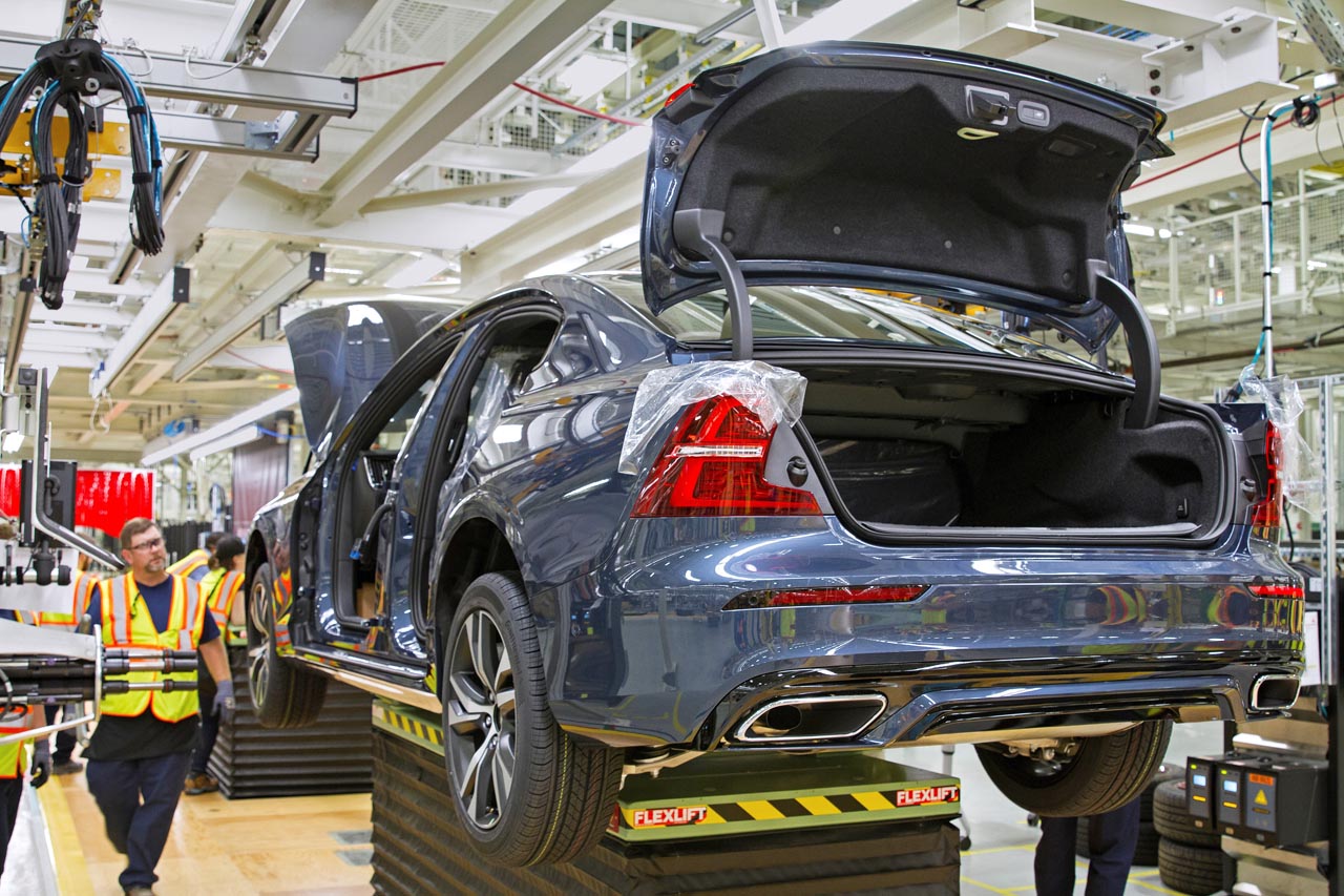 Volvo onthulde de nieuwe S60 sportsedan samen met de productiestart in de Amerikaanse fabriek.
