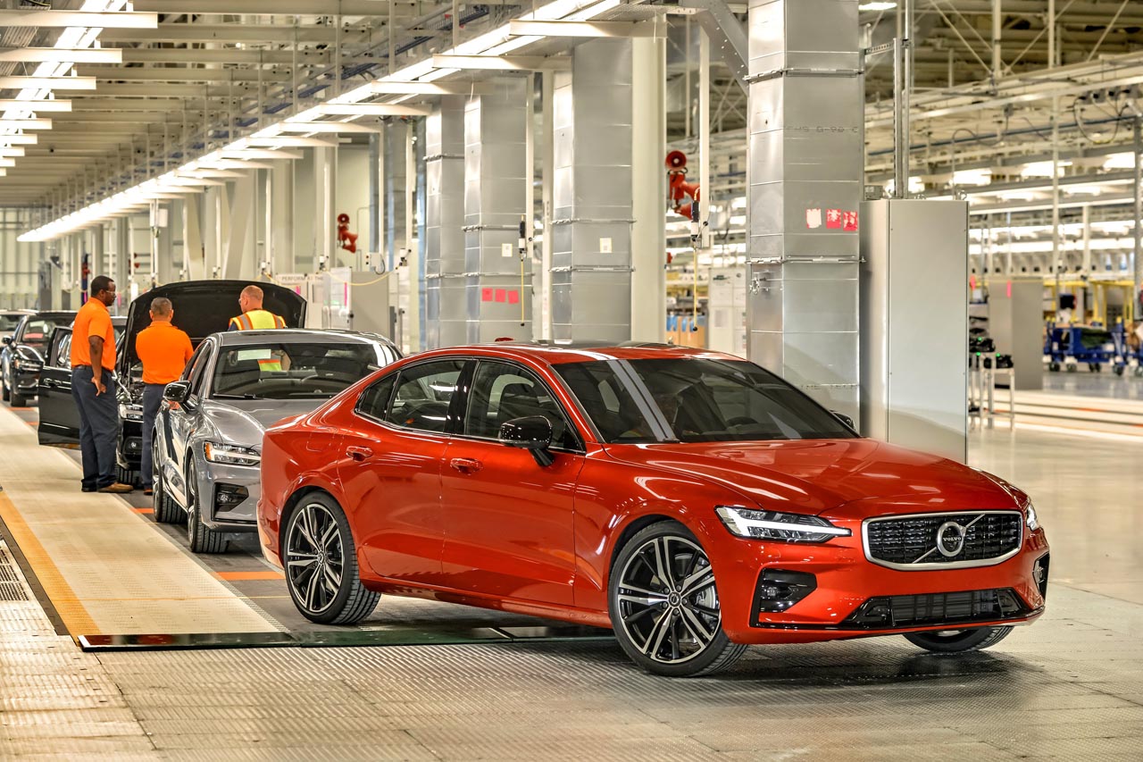 Volvo onthulde de nieuwe S60 sportsedan samen met de productiestart in de Amerikaanse fabriek.