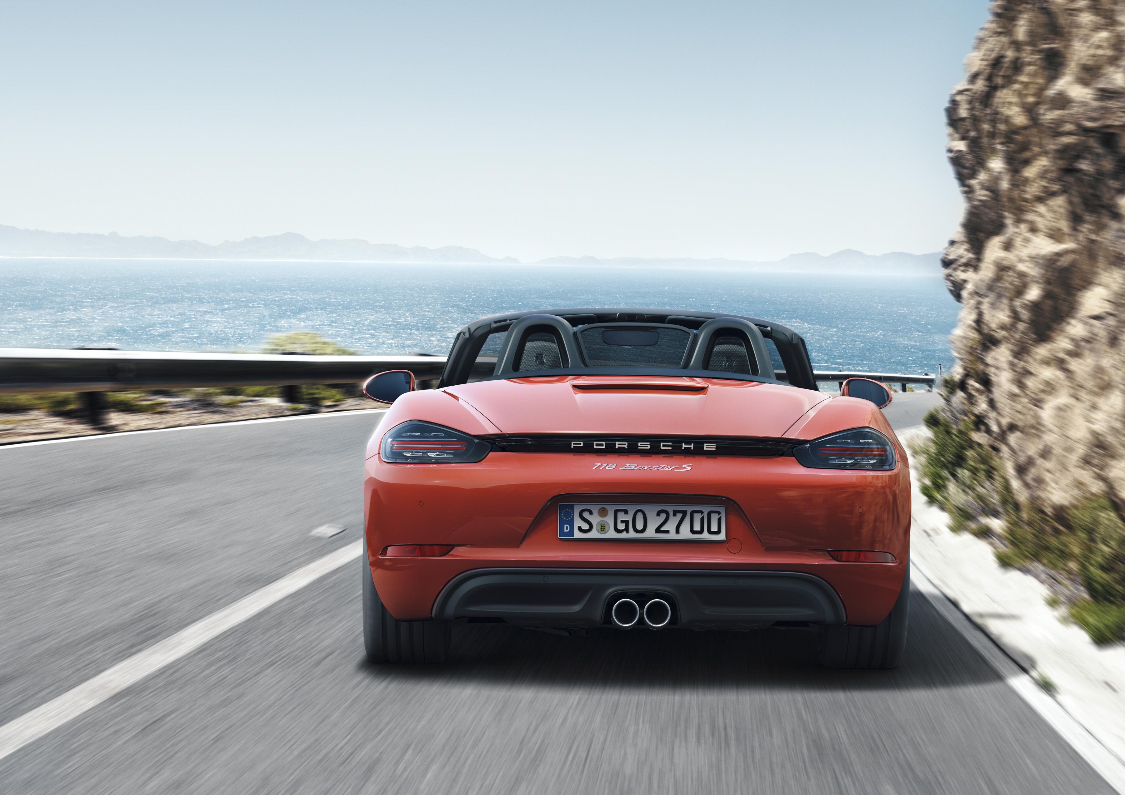 Porsche maakt facelift Boxster officieel met de presentatie van de 718 Boxster, die vanaf mei 2016 mag rekenen op een 2.0 of 2.5 liter turboboxermotor met vier cilinders.