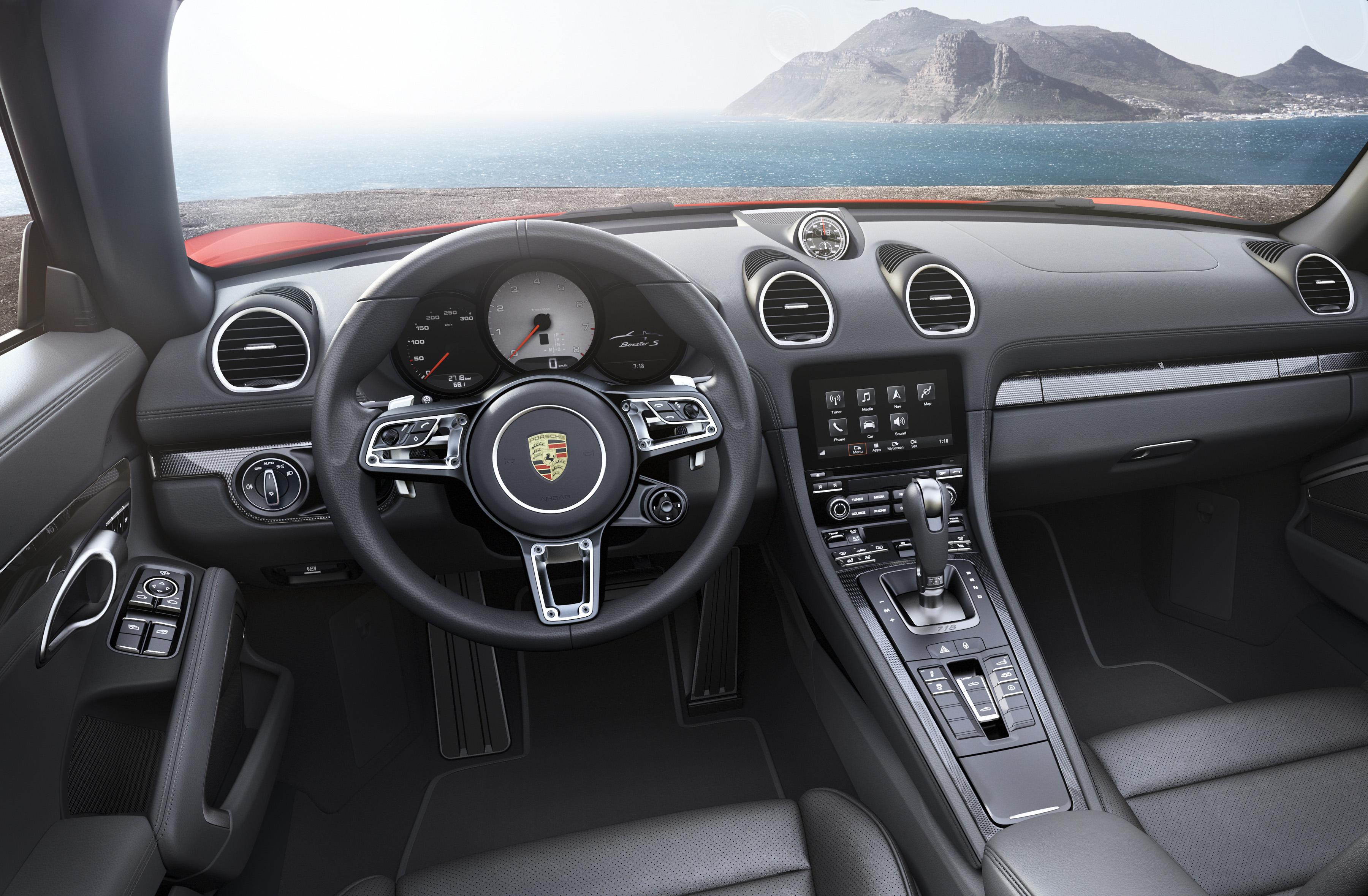 Porsche maakt facelift Boxster officieel met de presentatie van de 718 Boxster, die vanaf mei 2016 mag rekenen op een 2.0 of 2.5 liter turboboxermotor met vier cilinders.