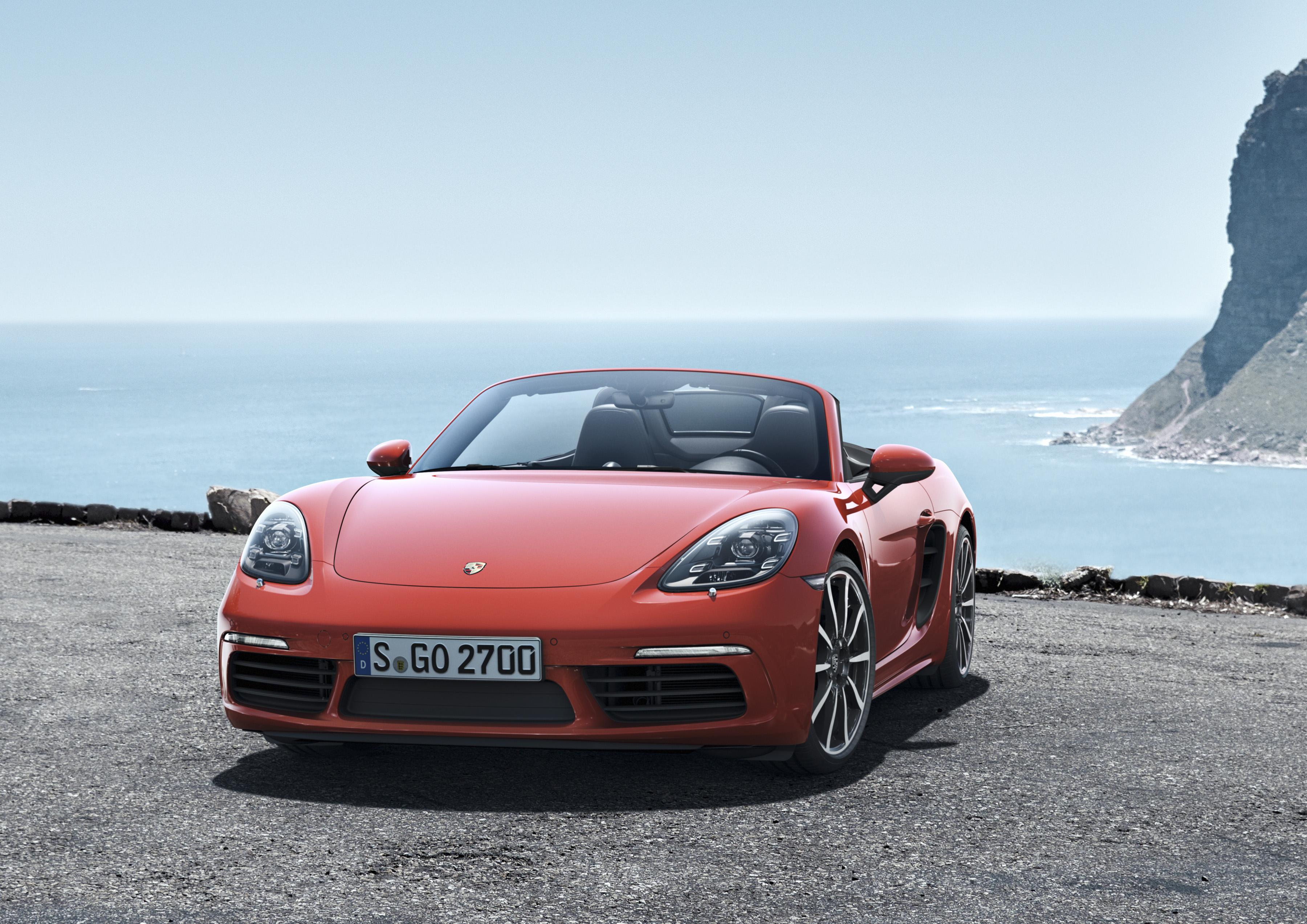 Porsche maakt facelift Boxster officieel met de presentatie van de 718 Boxster, die vanaf mei 2016 mag rekenen op een 2.0 of 2.5 liter turboboxermotor met vier cilinders.
