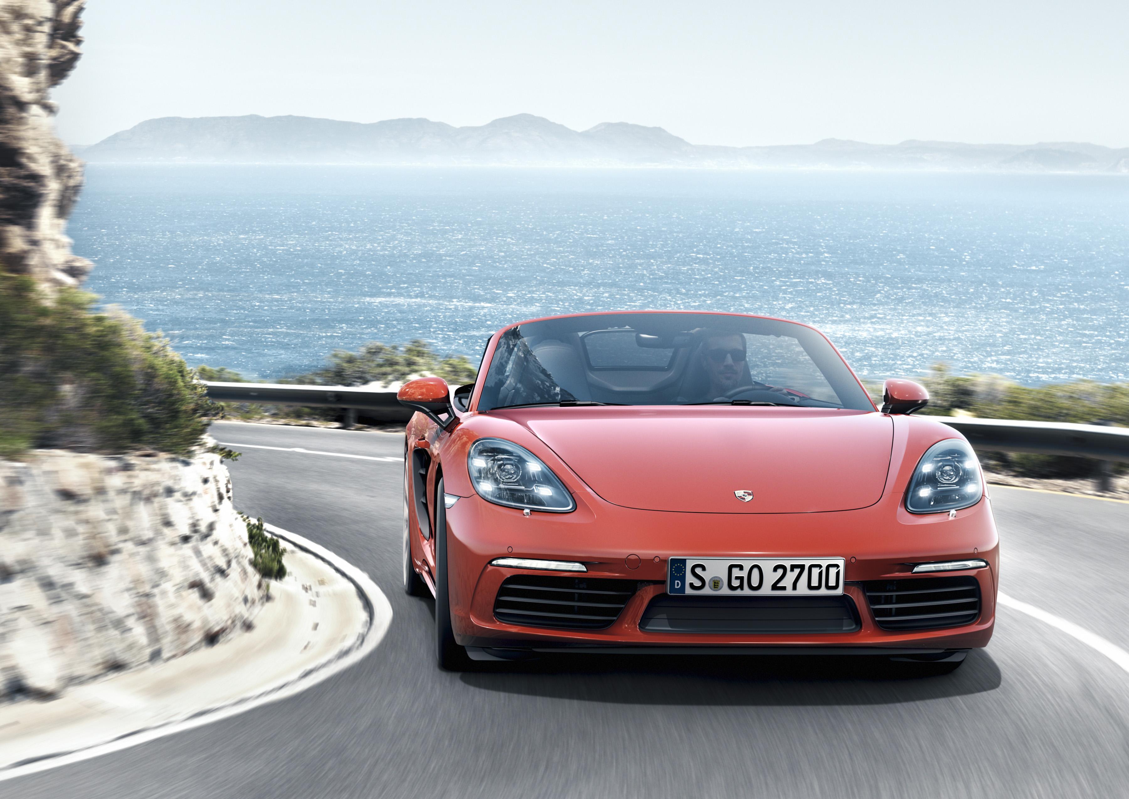 Porsche maakt facelift Boxster officieel met de presentatie van de 718 Boxster, die vanaf mei 2016 mag rekenen op een 2.0 of 2.5 liter turboboxermotor met vier cilinders.