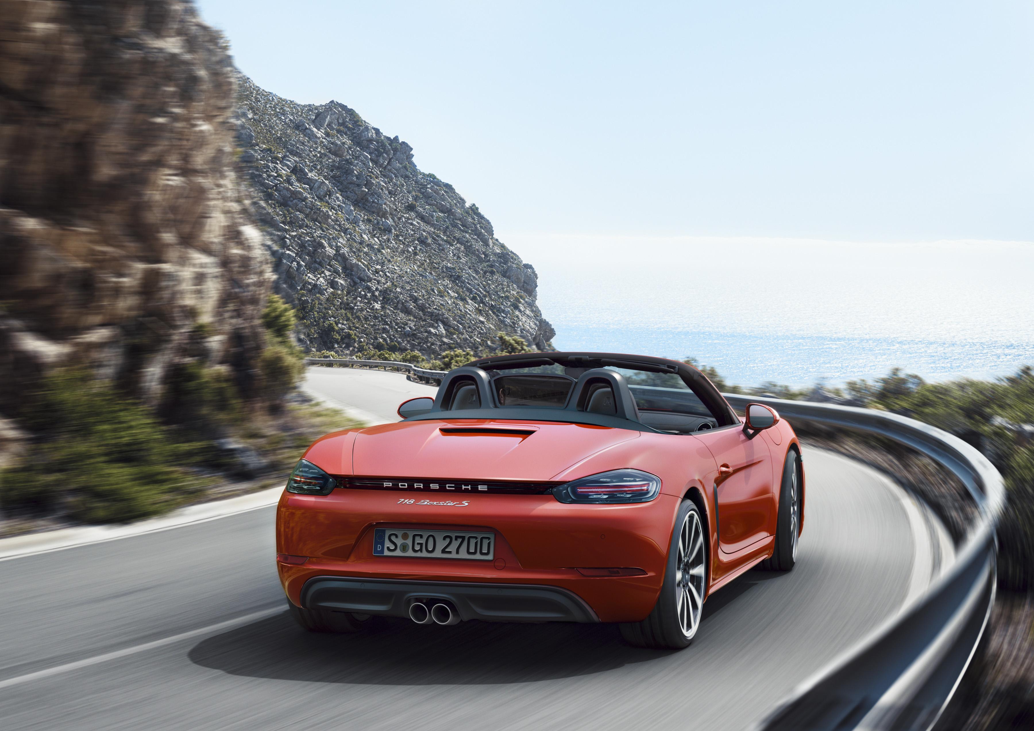 Porsche maakt facelift Boxster officieel met de presentatie van de 718 Boxster, die vanaf mei 2016 mag rekenen op een 2.0 of 2.5 liter turboboxermotor met vier cilinders.