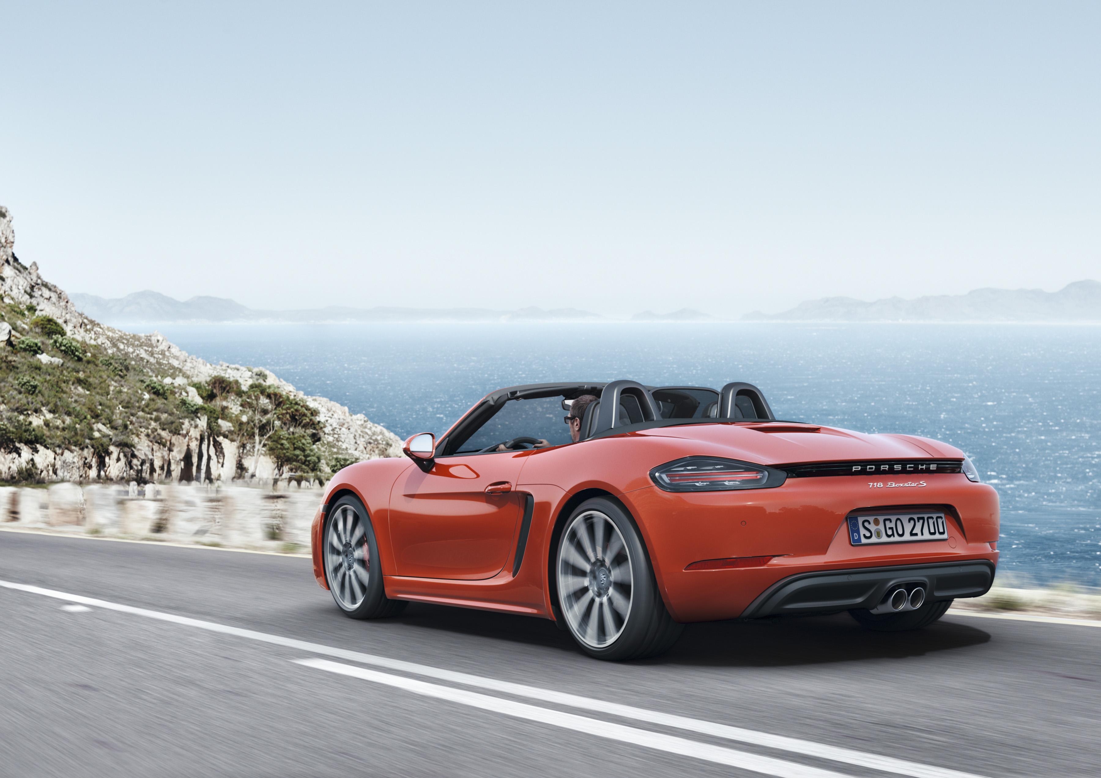 Porsche maakt facelift Boxster officieel met de presentatie van de 718 Boxster, die vanaf mei 2016 mag rekenen op een 2.0 of 2.5 liter turboboxermotor met vier cilinders.