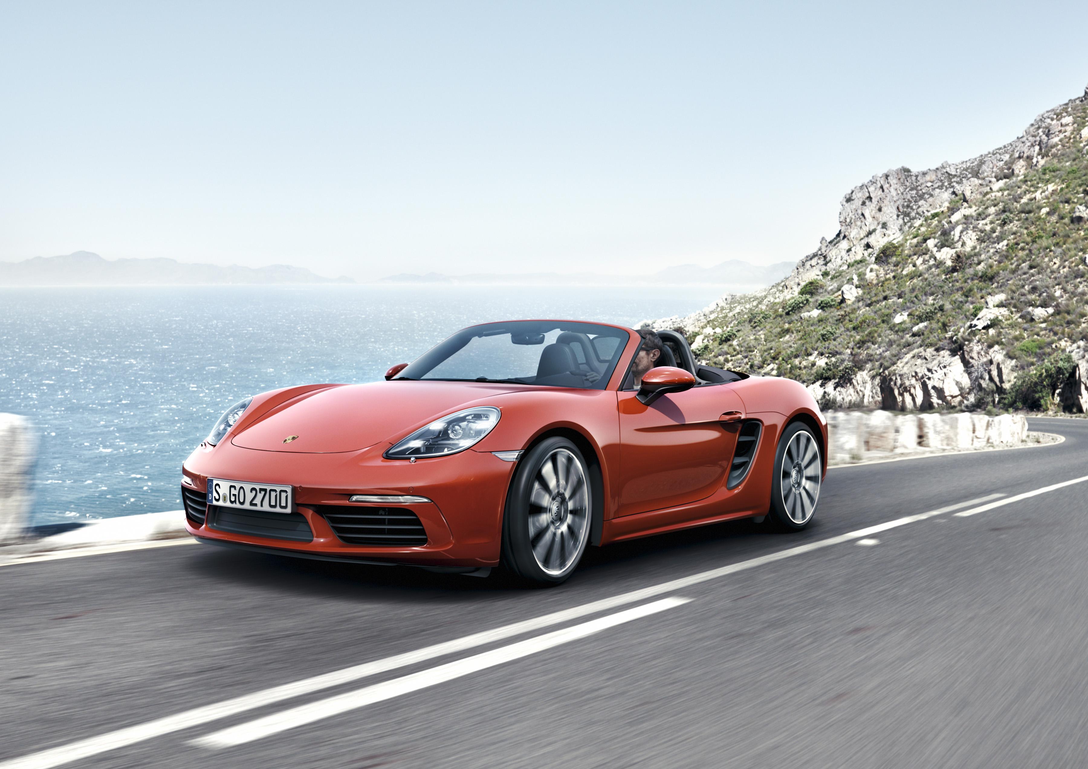 Porsche maakt facelift Boxster officieel met de presentatie van de 718 Boxster, die vanaf mei 2016 mag rekenen op een 2.0 of 2.5 liter turboboxermotor met vier cilinders.