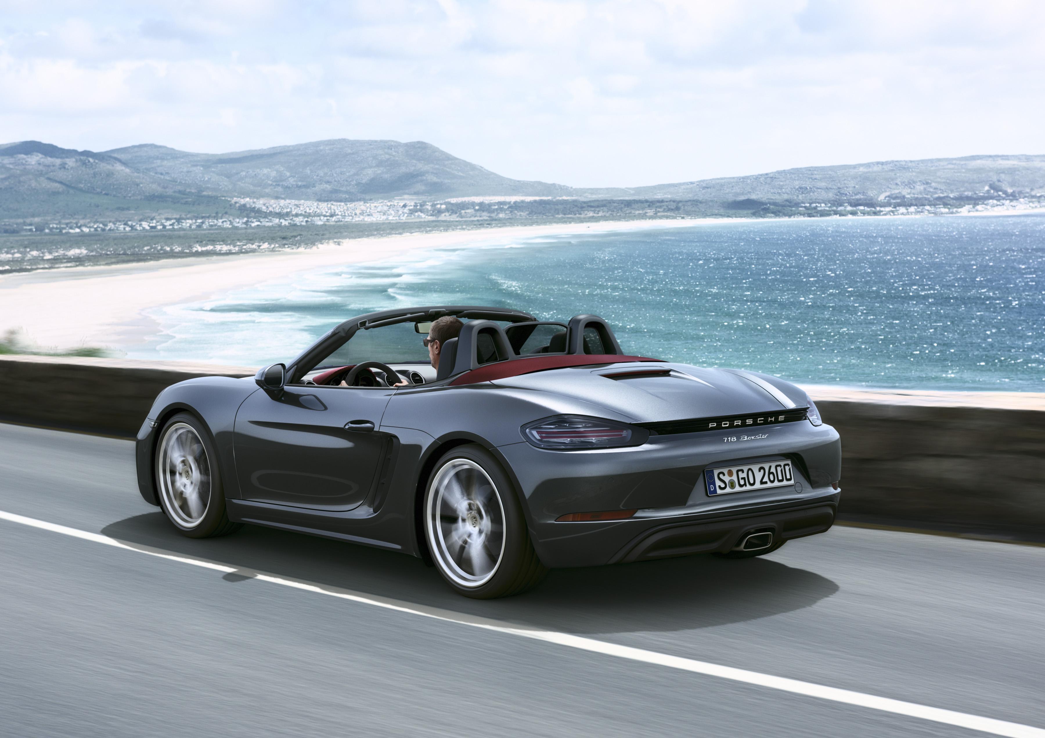Porsche maakt facelift Boxster officieel met de presentatie van de 718 Boxster, die vanaf mei 2016 mag rekenen op een 2.0 of 2.5 liter turboboxermotor met vier cilinders.