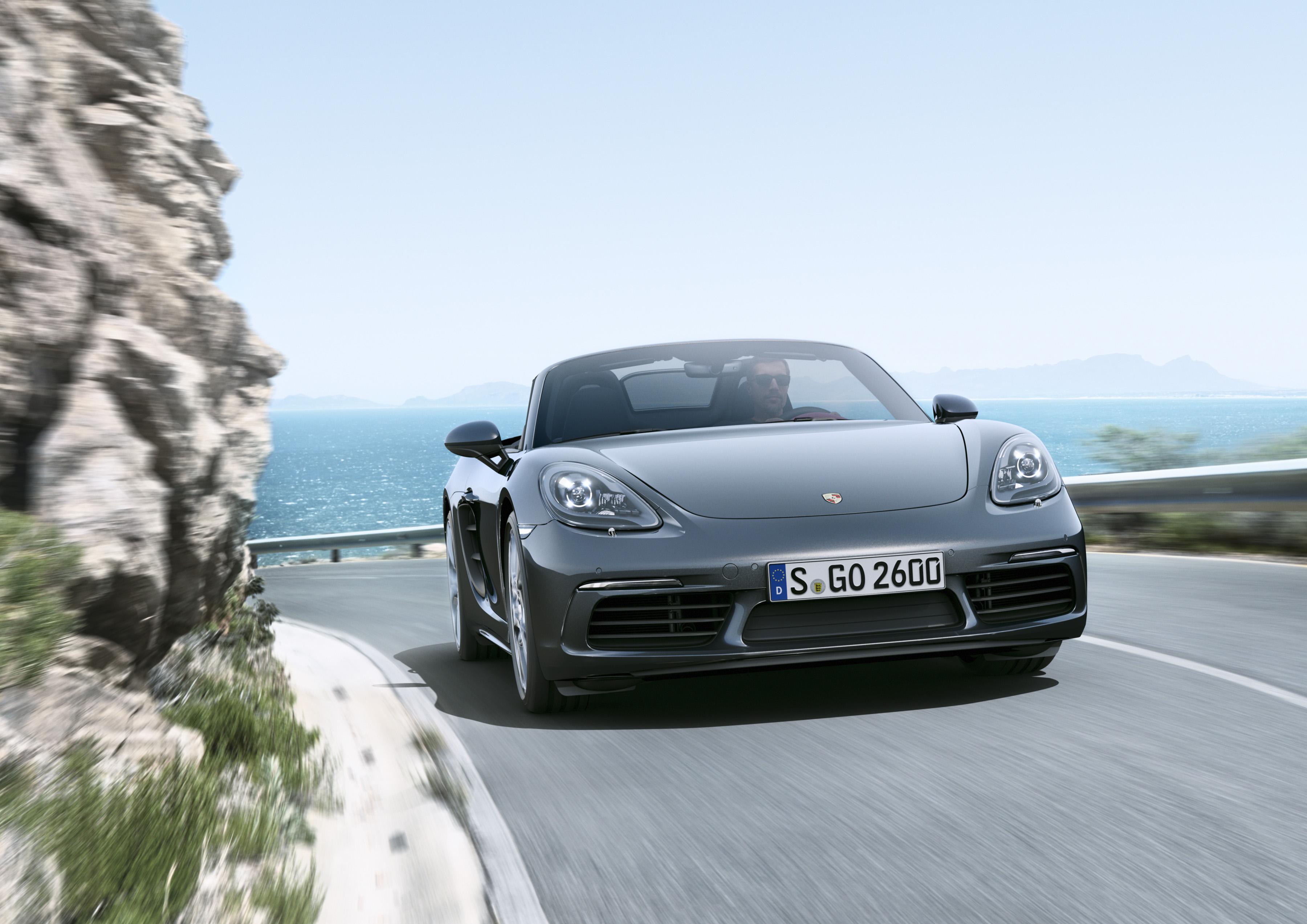 Porsche maakt facelift Boxster officieel met de presentatie van de 718 Boxster, die vanaf mei 2016 mag rekenen op een 2.0 of 2.5 liter turboboxermotor met vier cilinders.
