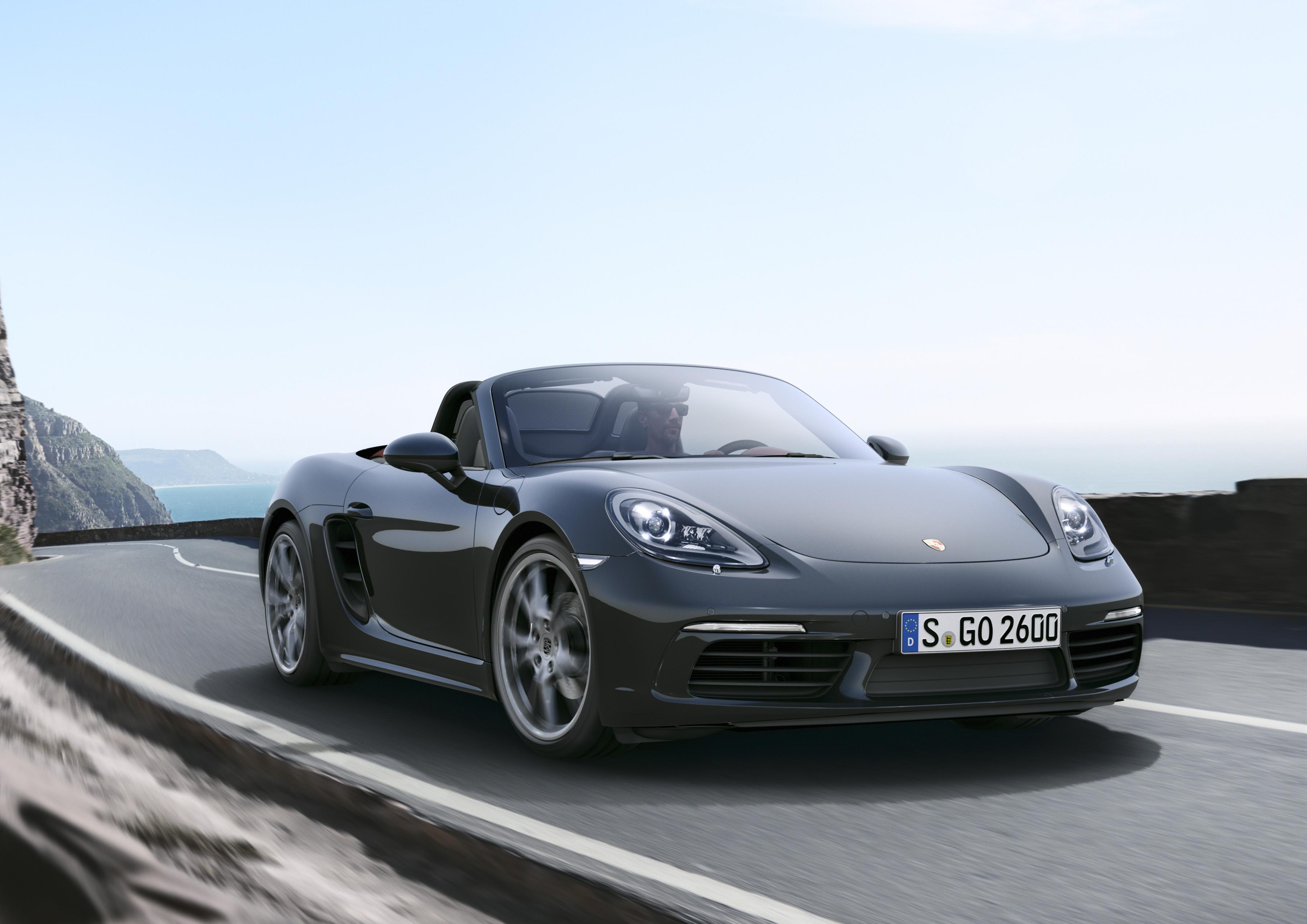 Porsche maakt facelift Boxster officieel met de presentatie van de 718 Boxster, die vanaf mei 2016 mag rekenen op een 2.0 of 2.5 liter turboboxermotor met vier cilinders.
