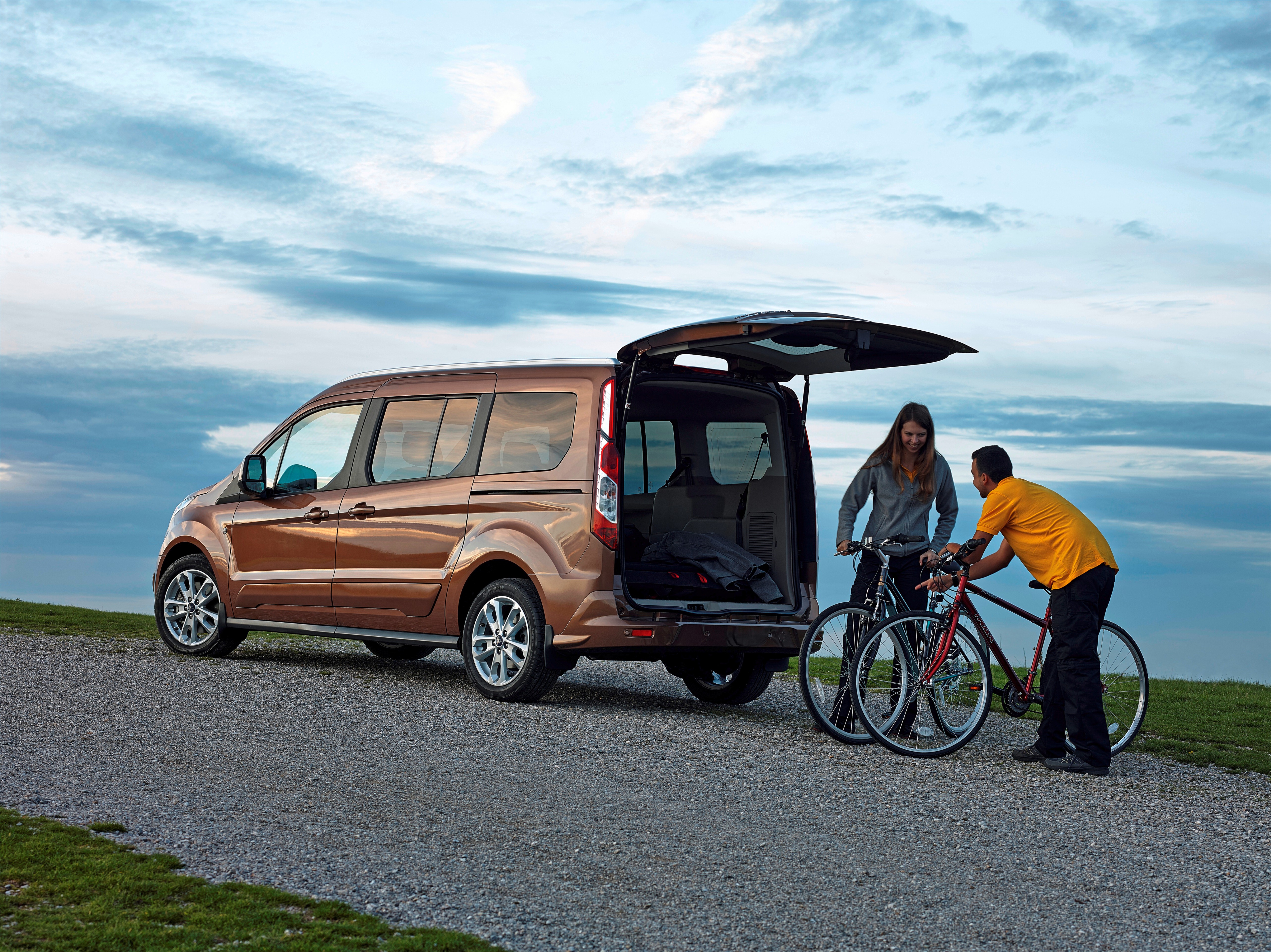 Ford Grand Tourneo Compact en Tourneo Connect voor 2015 opgefrist met nieuwe 1.5 TDCi diesel en extra rijassistentiesystemen.