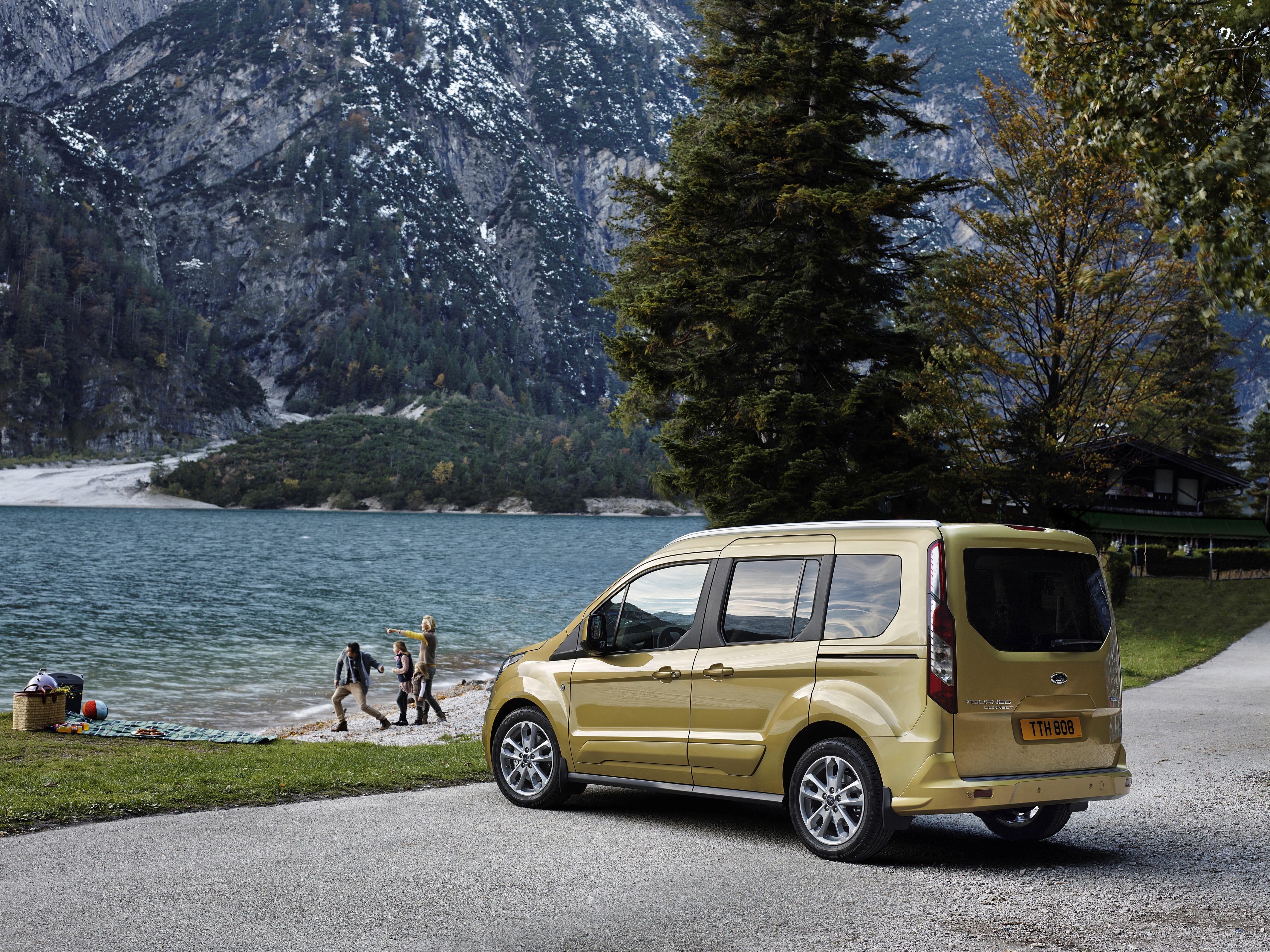 Ford Grand Tourneo Compact en Tourneo Connect voor 2015 opgefrist met nieuwe 1.5 TDCi diesel en extra rijassistentiesystemen.