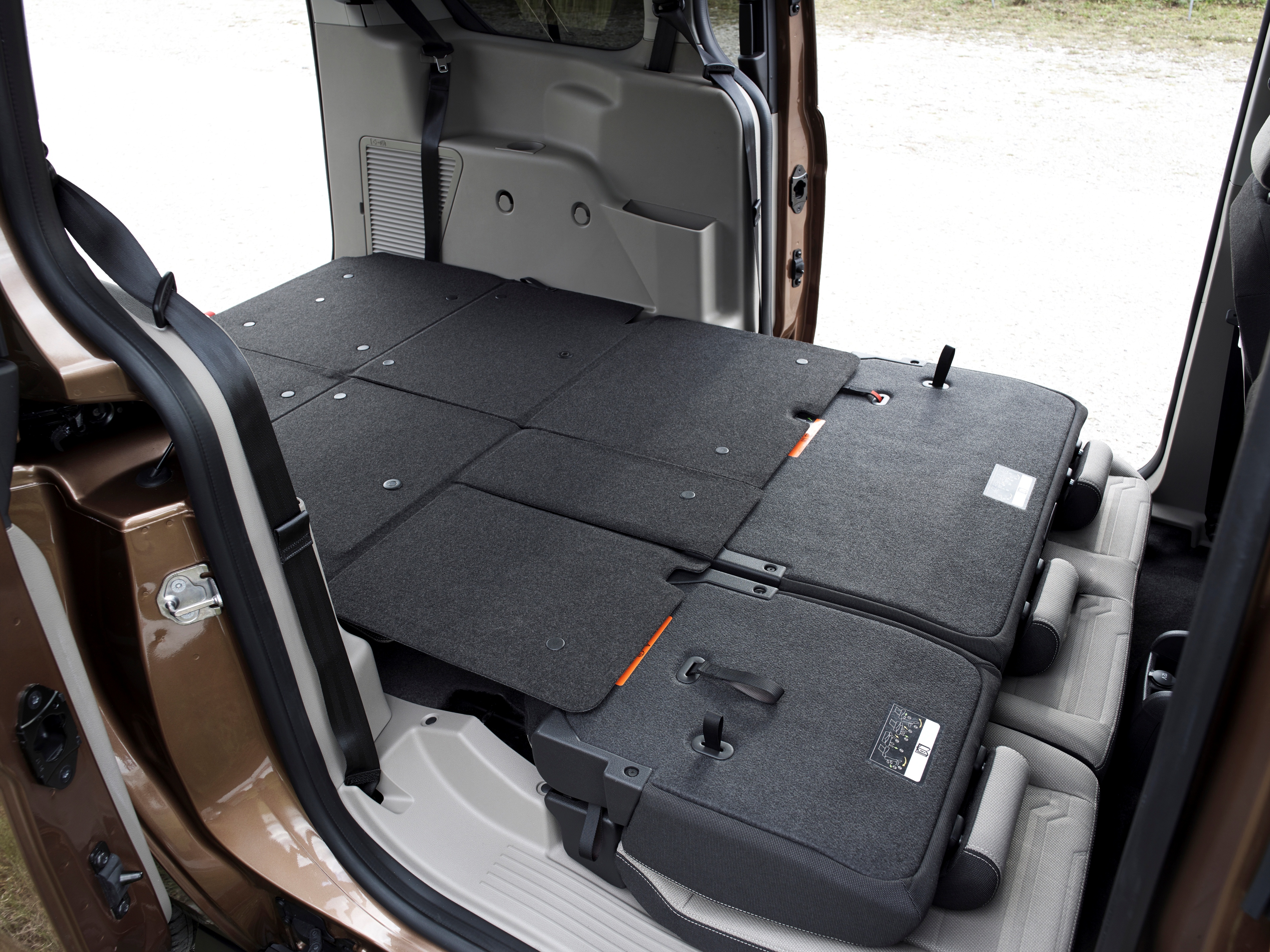 Ford Grand Tourneo Compact en Tourneo Connect voor 2015 opgefrist met nieuwe 1.5 TDCi diesel en extra rijassistentiesystemen.