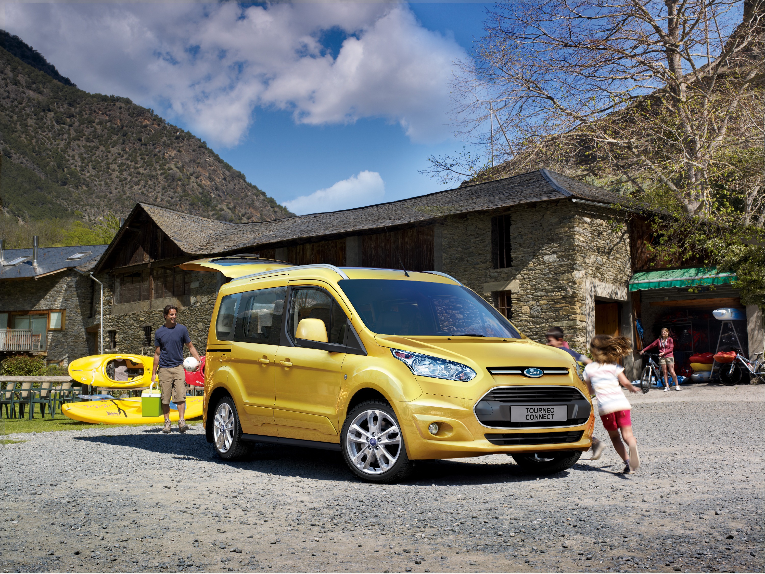 Ford Grand Tourneo Compact en Tourneo Connect voor 2015 opgefrist met nieuwe 1.5 TDCi diesel en extra rijassistentiesystemen.
