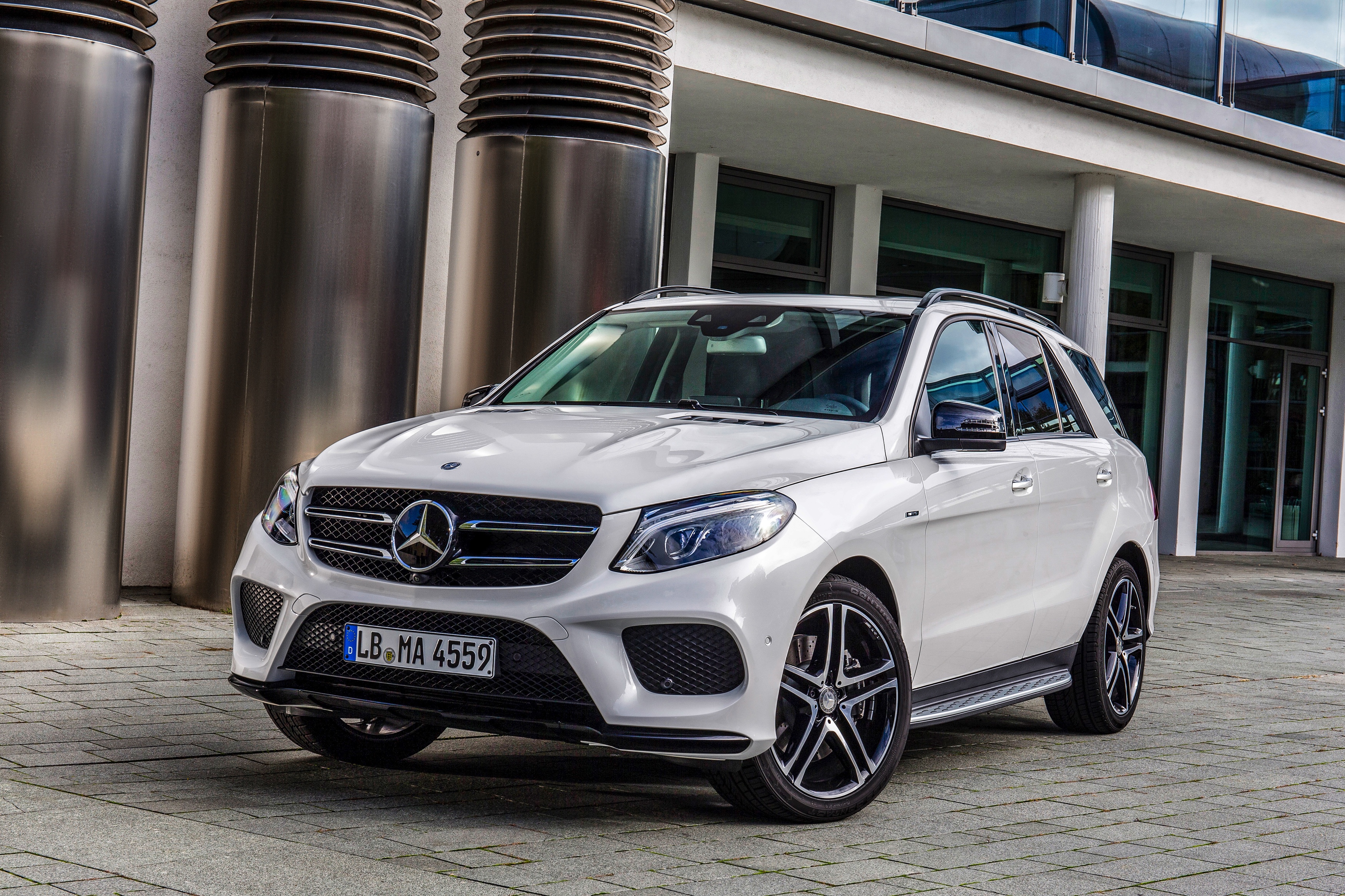 Een derde AMG-uitvoering voor de GLE. Naast de 63 met 557 pk en de 63 S met 585 pk komt er nu de GLE 450 AMG 4Matic met 367 pk.