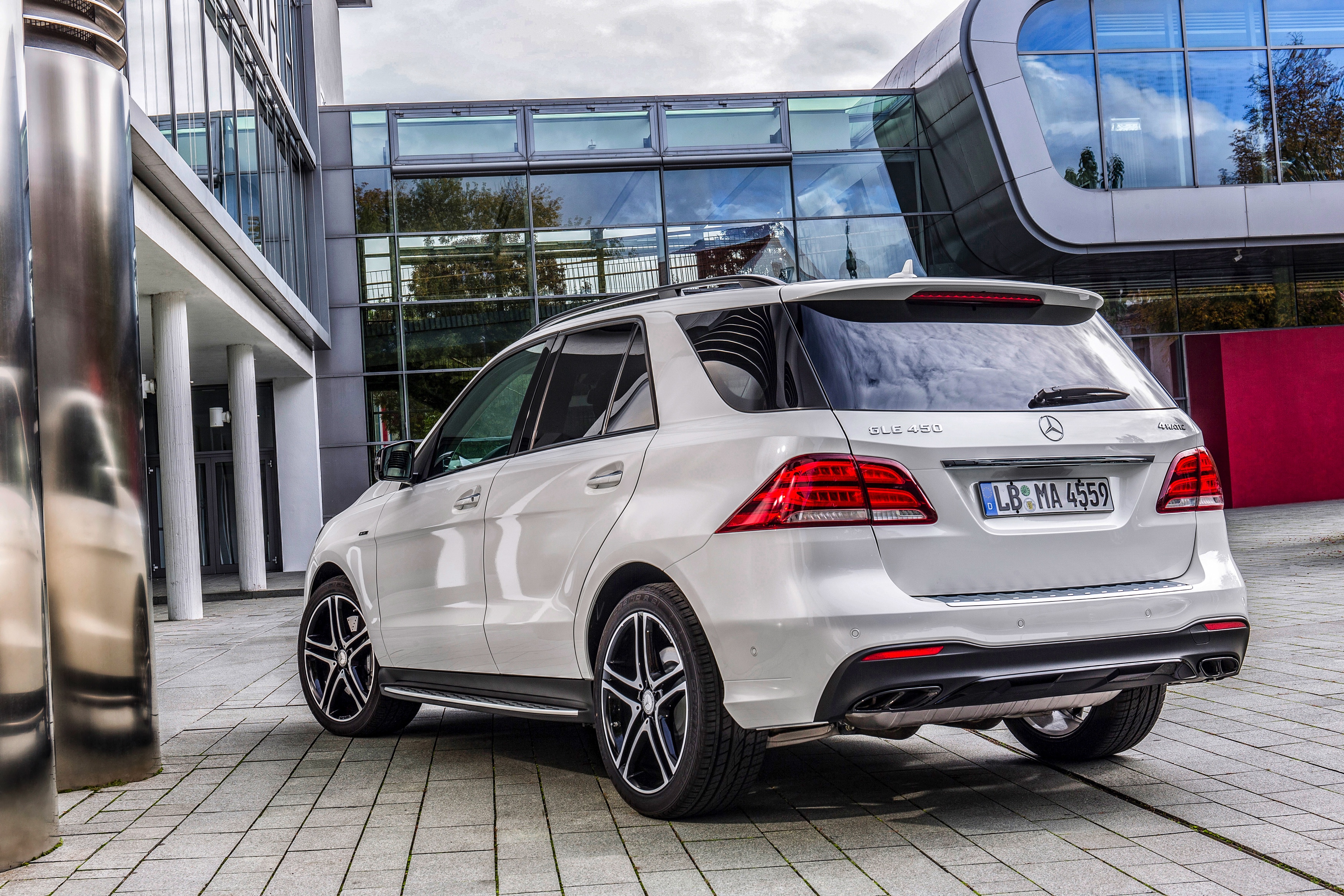 Een derde AMG-uitvoering voor de GLE. Naast de 63 met 557 pk en de 63 S met 585 pk komt er nu de GLE 450 AMG 4Matic met 367 pk.