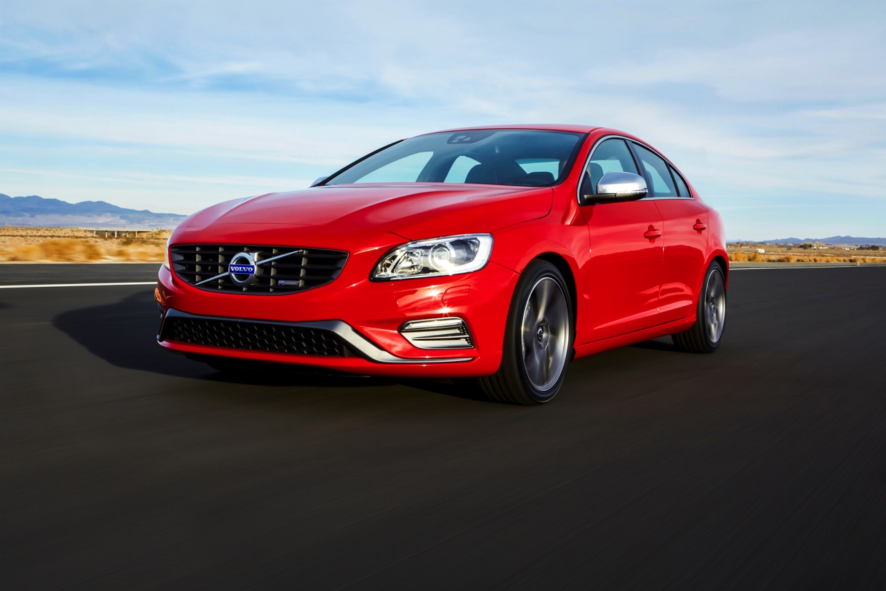 Volvo introduceert S60 T2 en V60 T2 automaat als nieuwe instapper voor modeljaar 2016.