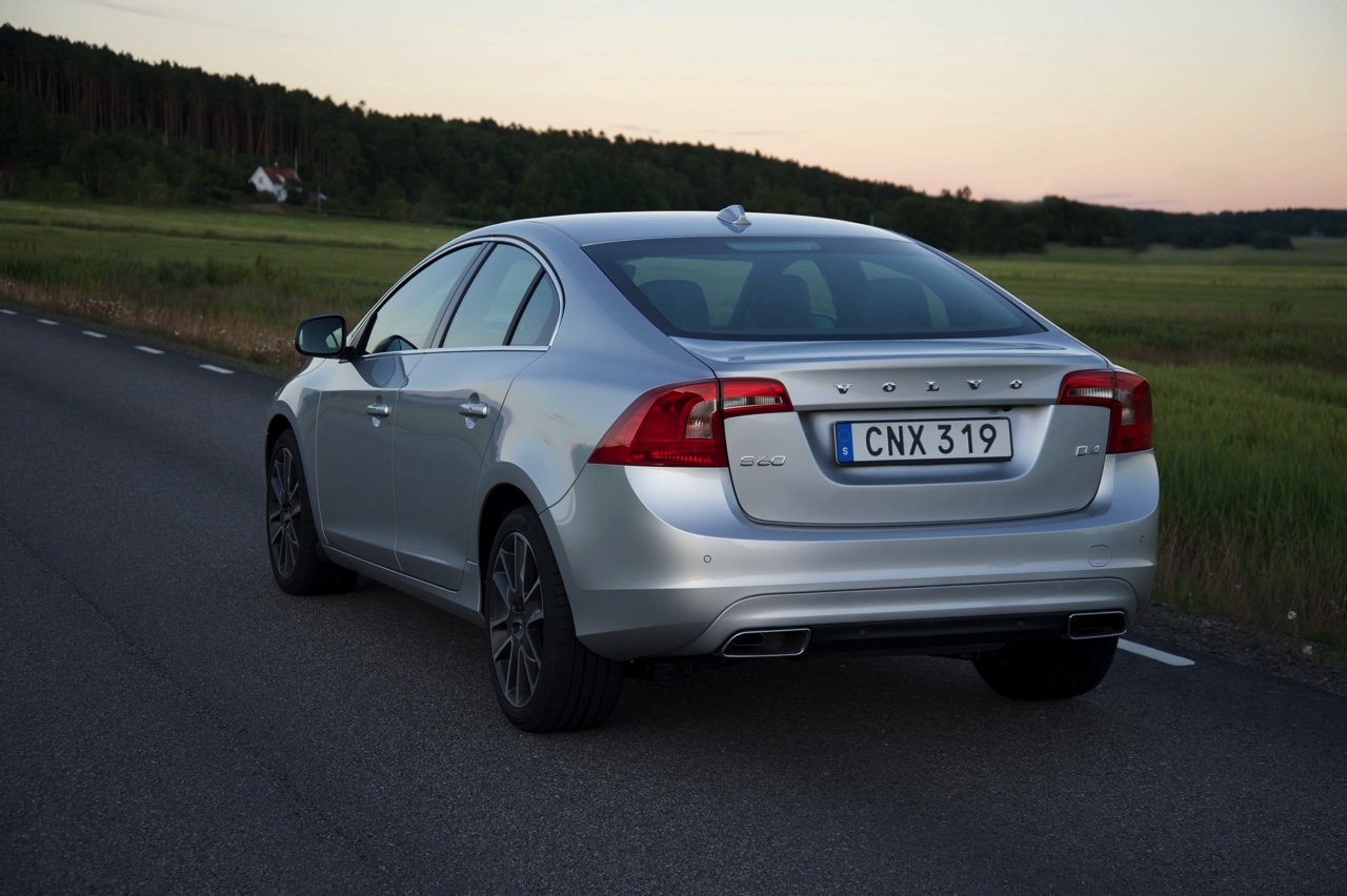 Volvo introduceert S60 T2 en V60 T2 automaat als nieuwe instapper voor modeljaar 2016.