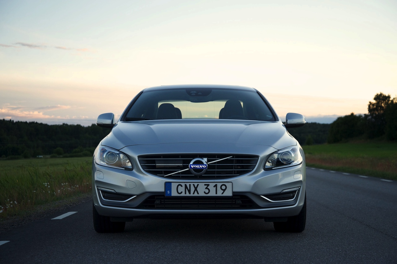 Volvo introduceert S60 T2 en V60 T2 automaat als nieuwe instapper voor modeljaar 2016.