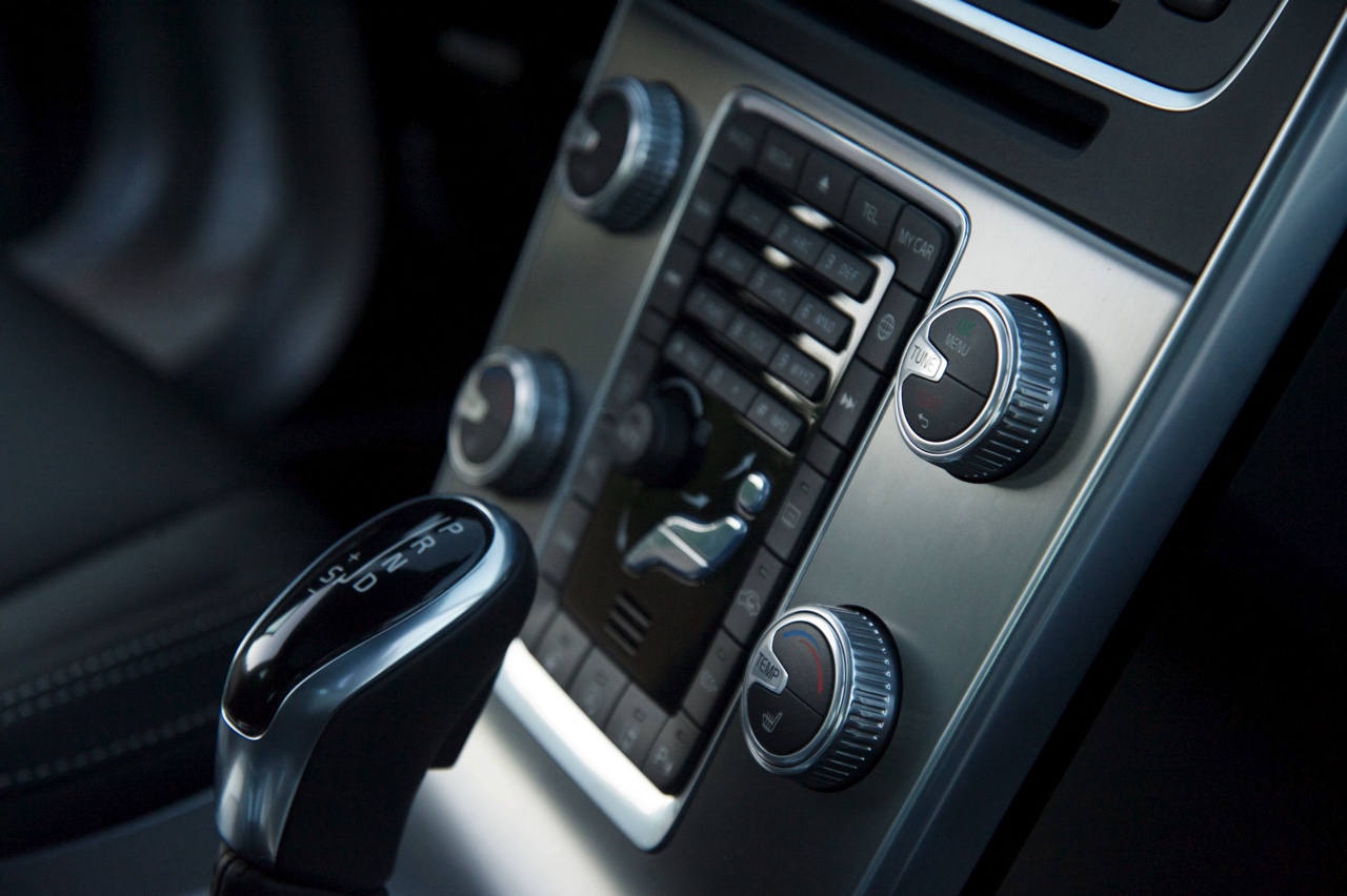 Volvo introduceert S60 T2 en V60 T2 automaat als nieuwe instapper voor modeljaar 2016.