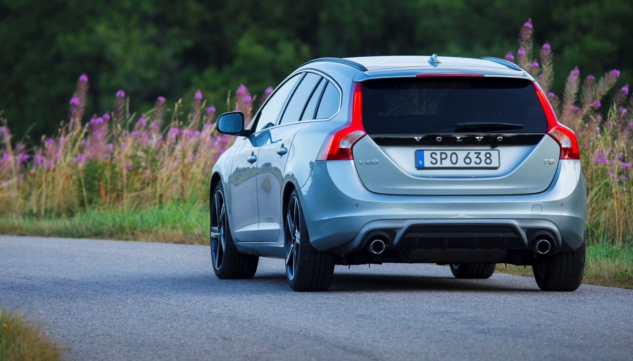 Volvo introduceert S60 T2 en V60 T2 automaat als nieuwe instapper voor modeljaar 2016.