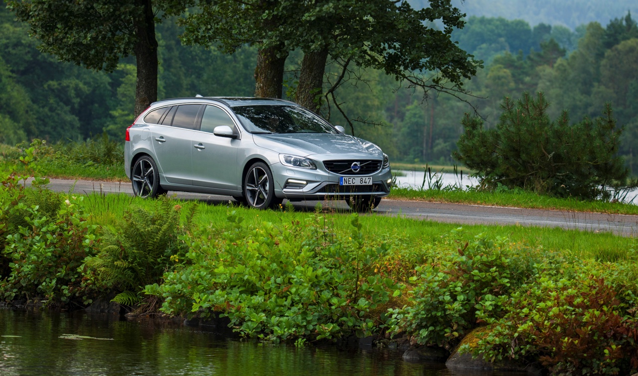 Volvo introduceert S60 T2 en V60 T2 automaat als nieuwe instapper voor modeljaar 2016.