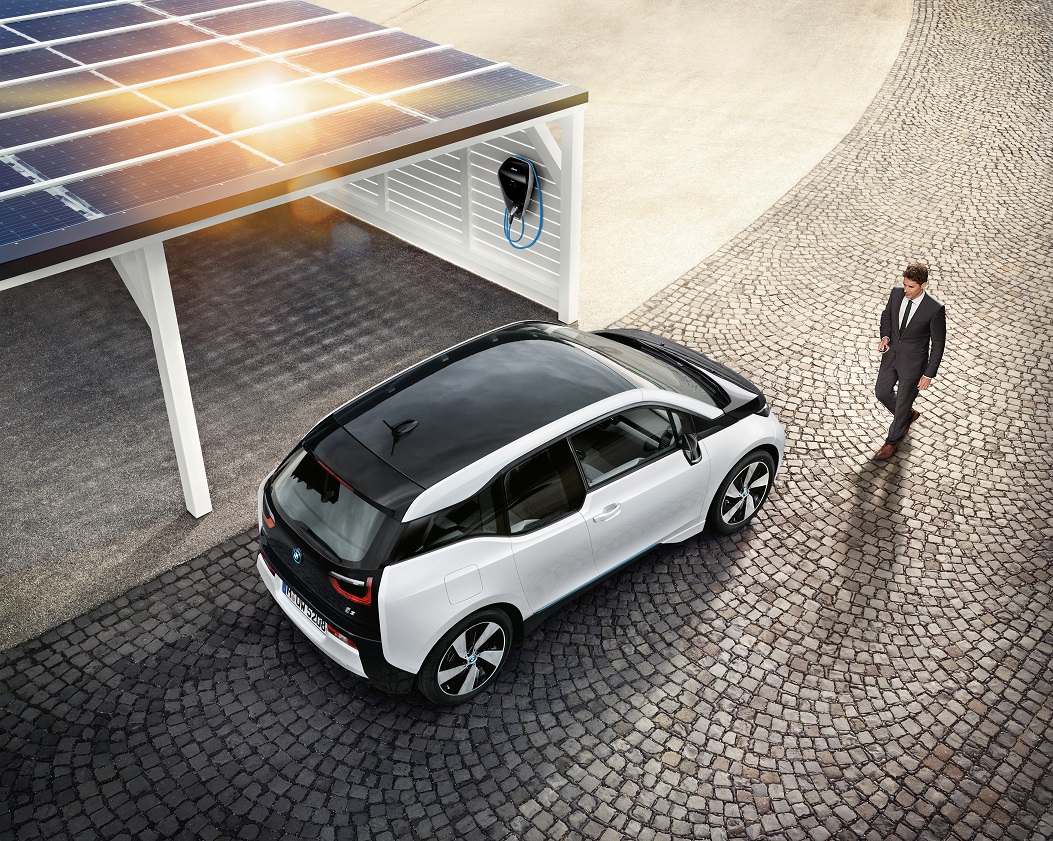 Als eerste automerk presenteert BMW een slimme laadservice, die de auto alleen oplaadt als de stroom het goedkoopst is. Het zou zelfs mogelijk moeten zijn geld te verdienen met het opladen van je auto