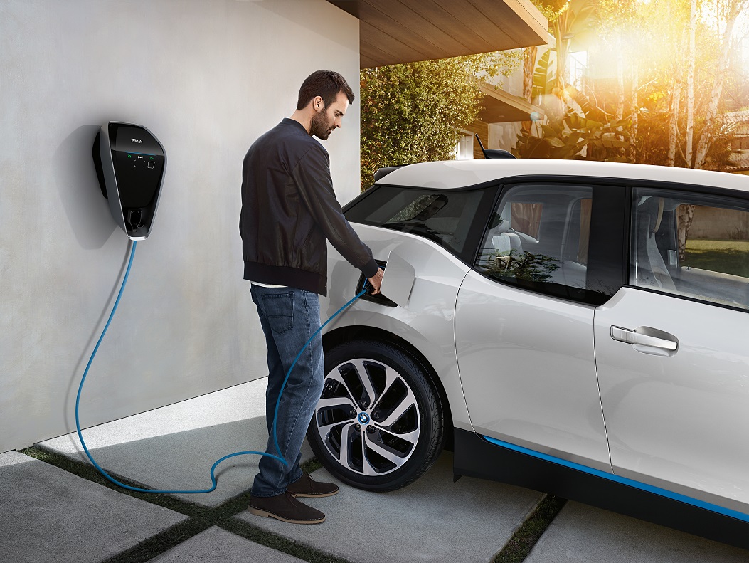 Als eerste automerk presenteert BMW een slimme laadservice, die de auto alleen oplaadt als de stroom het goedkoopst is. Het zou zelfs mogelijk moeten zijn geld te verdienen met het opladen van je auto