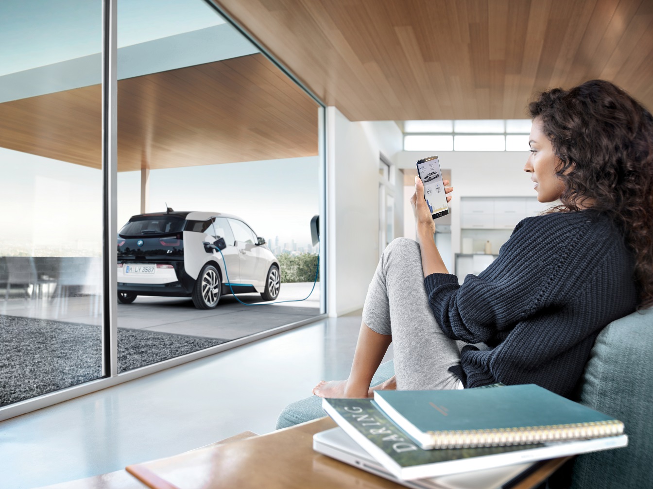 Als eerste automerk presenteert BMW een slimme laadservice, die de auto alleen oplaadt als de stroom het goedkoopst is. Het zou zelfs mogelijk moeten zijn geld te verdienen met het opladen van je auto