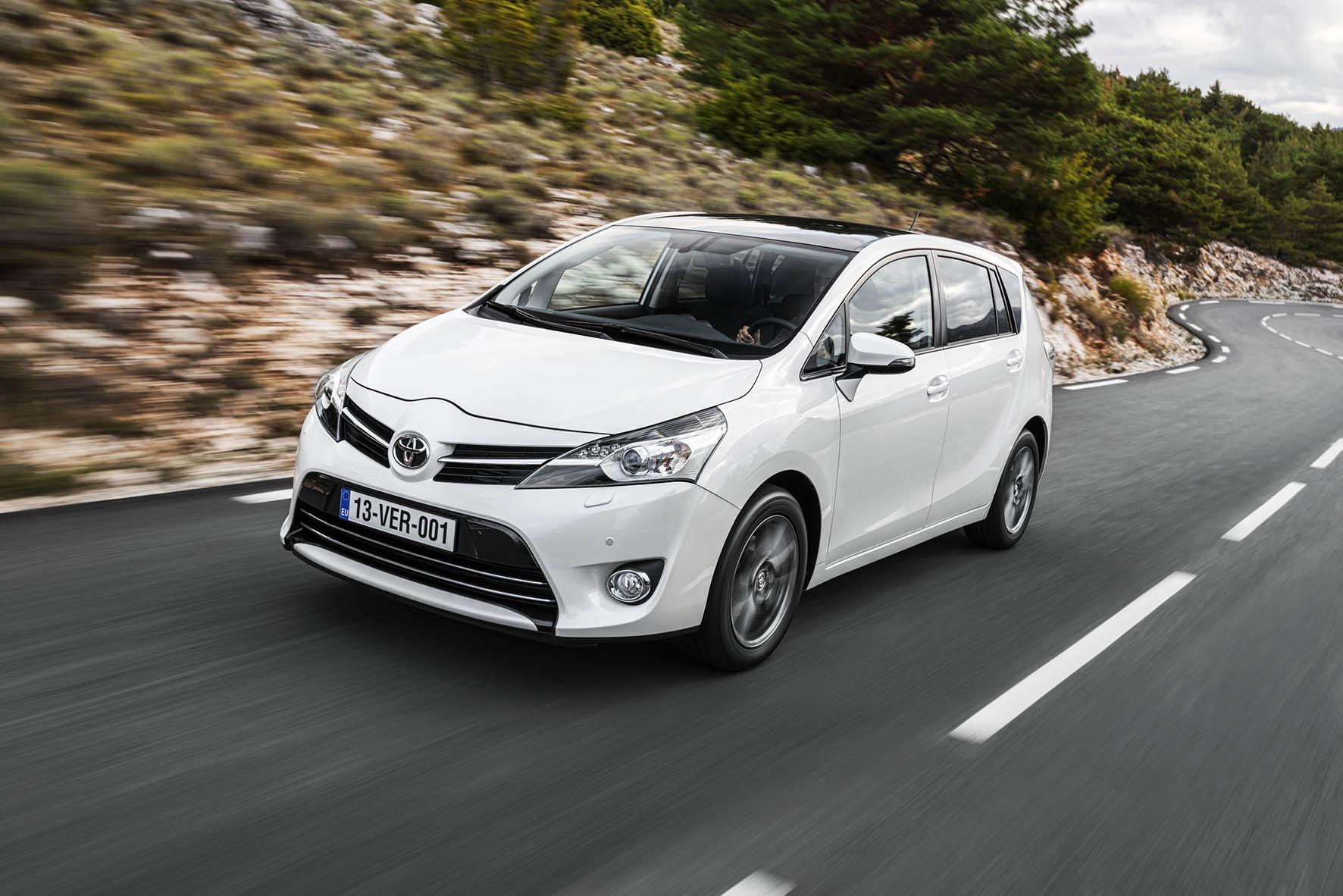 Update Toyota Verso met verbeterd interieur en meer veiligheidsuitrusting uit het Toyota Safety Sense pakket.