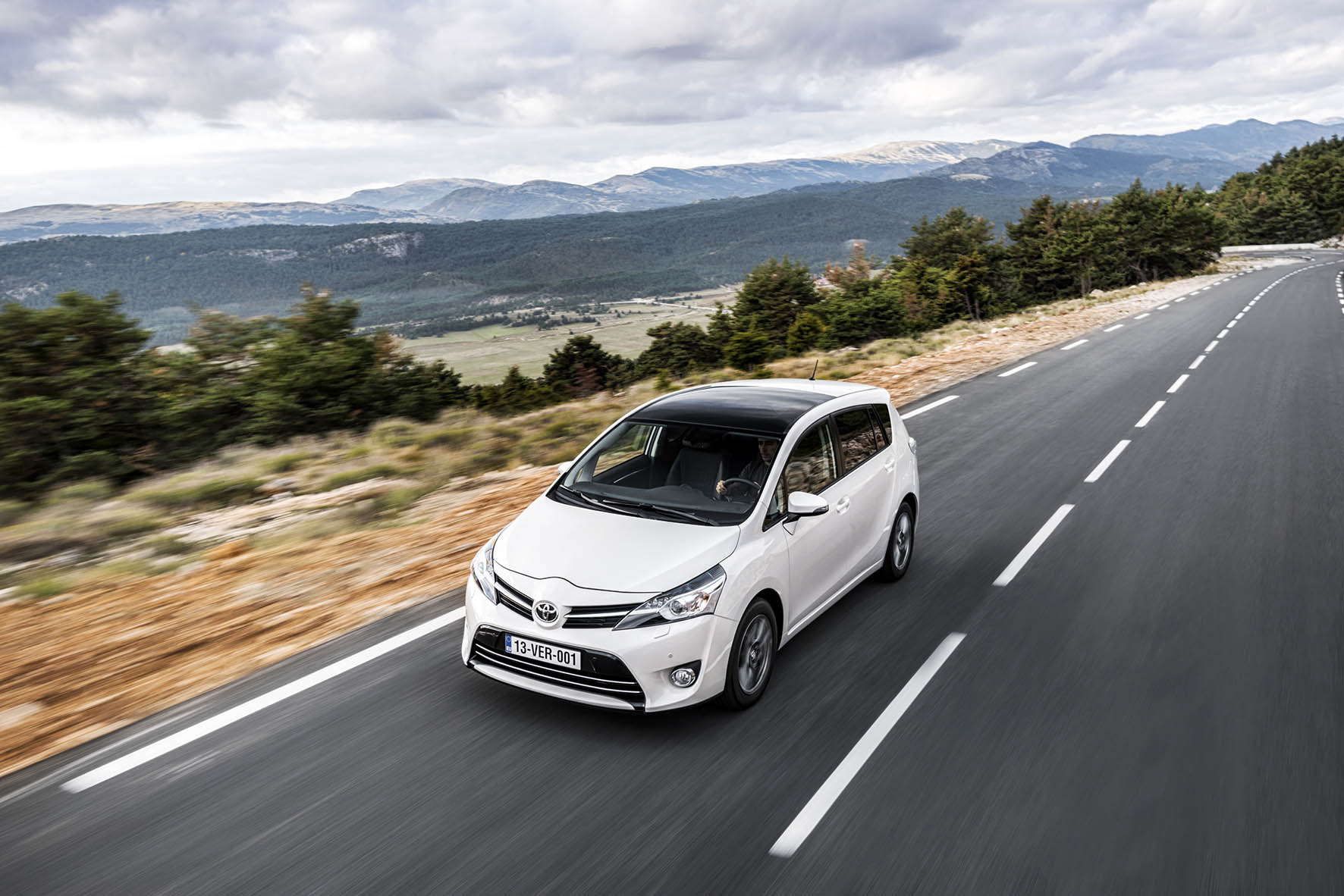 Update Toyota Verso met verbeterd interieur en meer veiligheidsuitrusting uit het Toyota Safety Sense pakket.