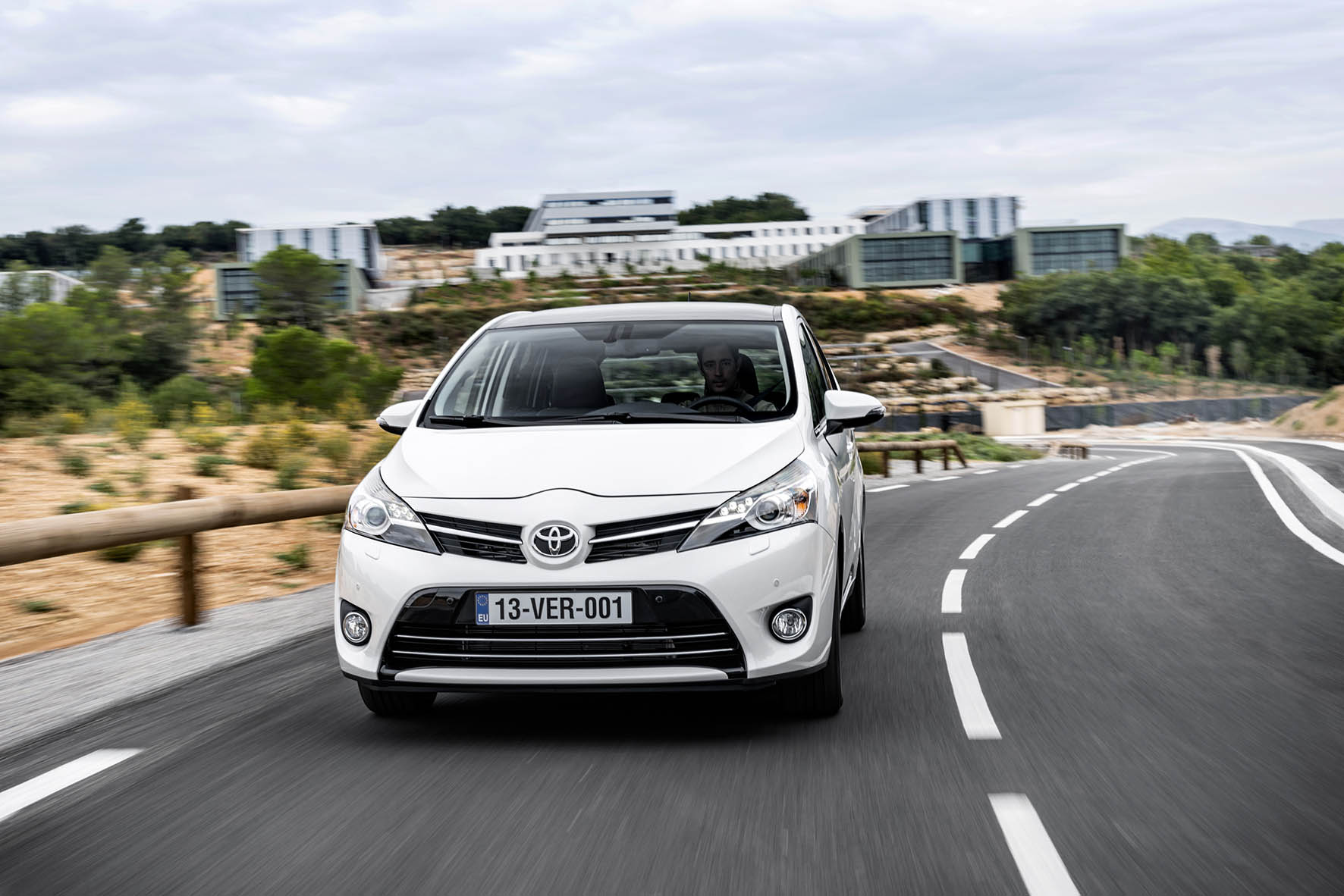 Update Toyota Verso met verbeterd interieur en meer veiligheidsuitrusting uit het Toyota Safety Sense pakket.