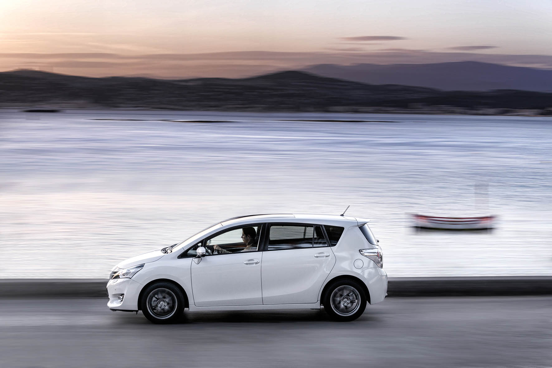 Update Toyota Verso met verbeterd interieur en meer veiligheidsuitrusting uit het Toyota Safety Sense pakket.
