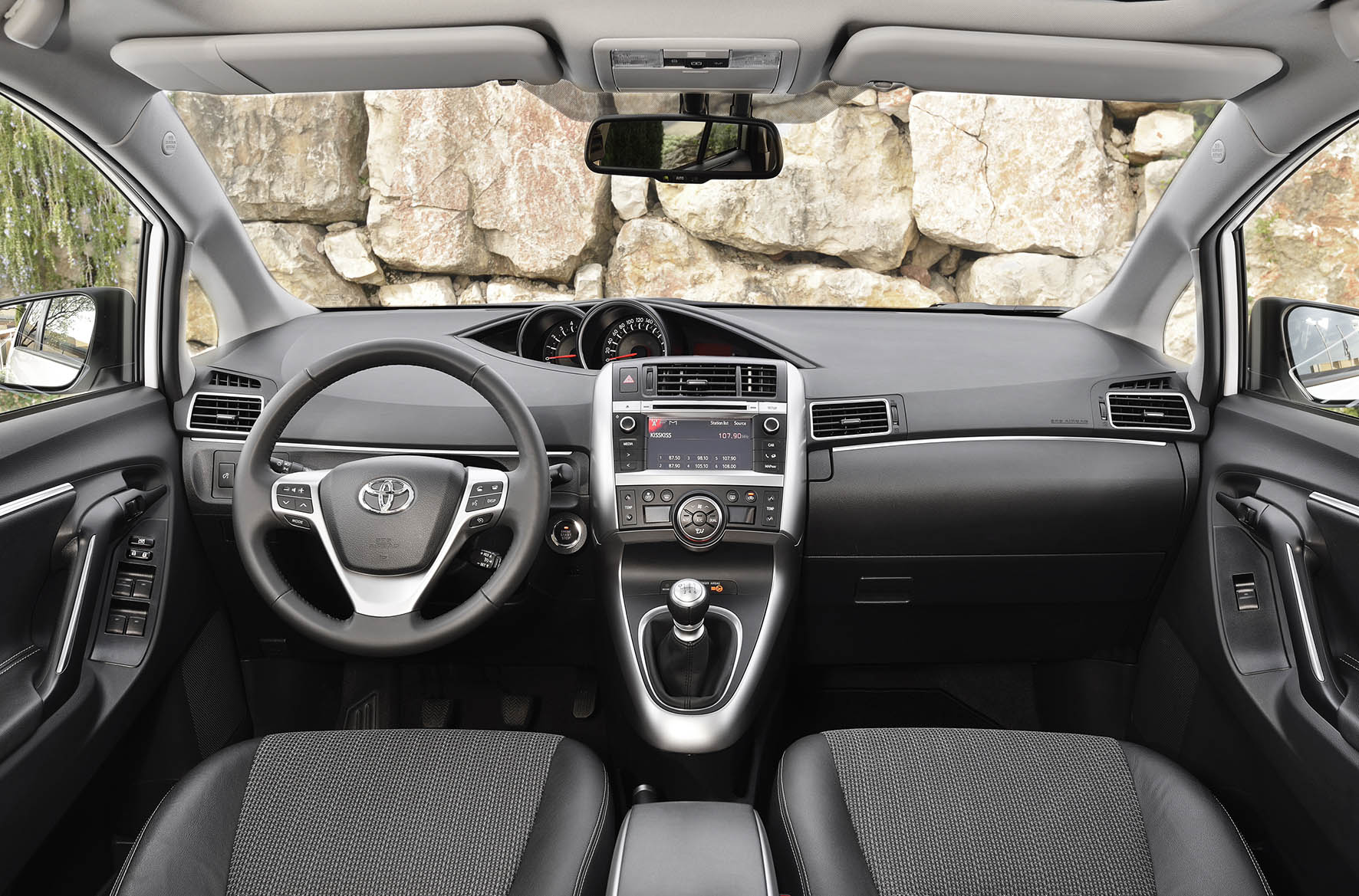 Update Toyota Verso met verbeterd interieur en meer veiligheidsuitrusting uit het Toyota Safety Sense pakket.