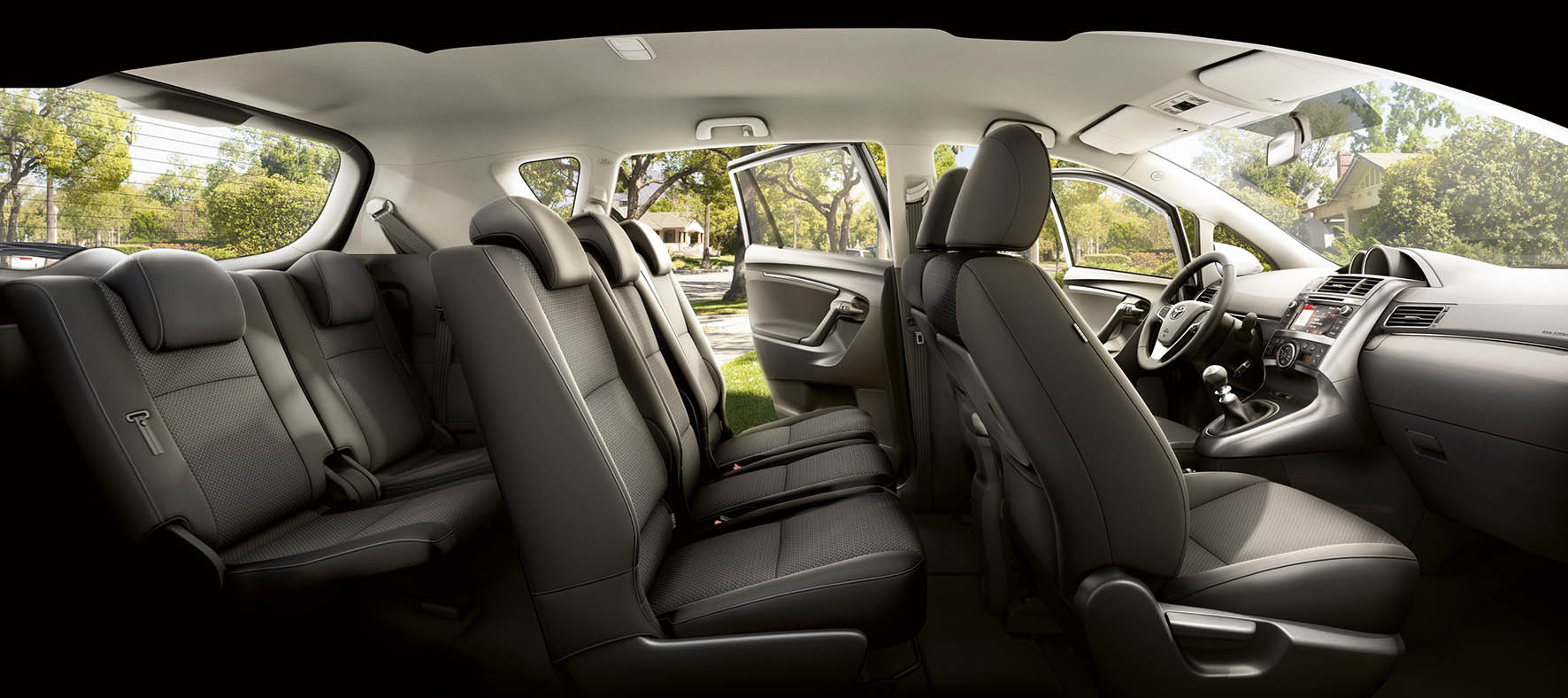Update Toyota Verso met verbeterd interieur en meer veiligheidsuitrusting uit het Toyota Safety Sense pakket.
