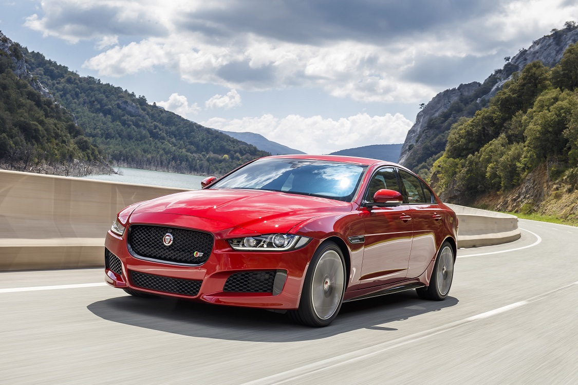 Jaguar presenteert nieuwe motoren en verschillende updates voor de XE, XF en F-Pace. De Ingenium-motorenfamilie wordt uitgebreid, net als de optielijsten van de autos.