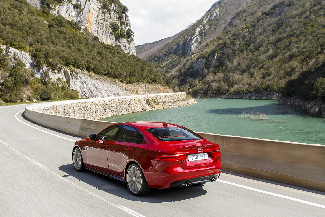 Jaguar presenteert nieuwe motoren en verschillende updates voor de XE, XF en F-Pace. De Ingenium-motorenfamilie wordt uitgebreid, net als de optielijsten van de autos.