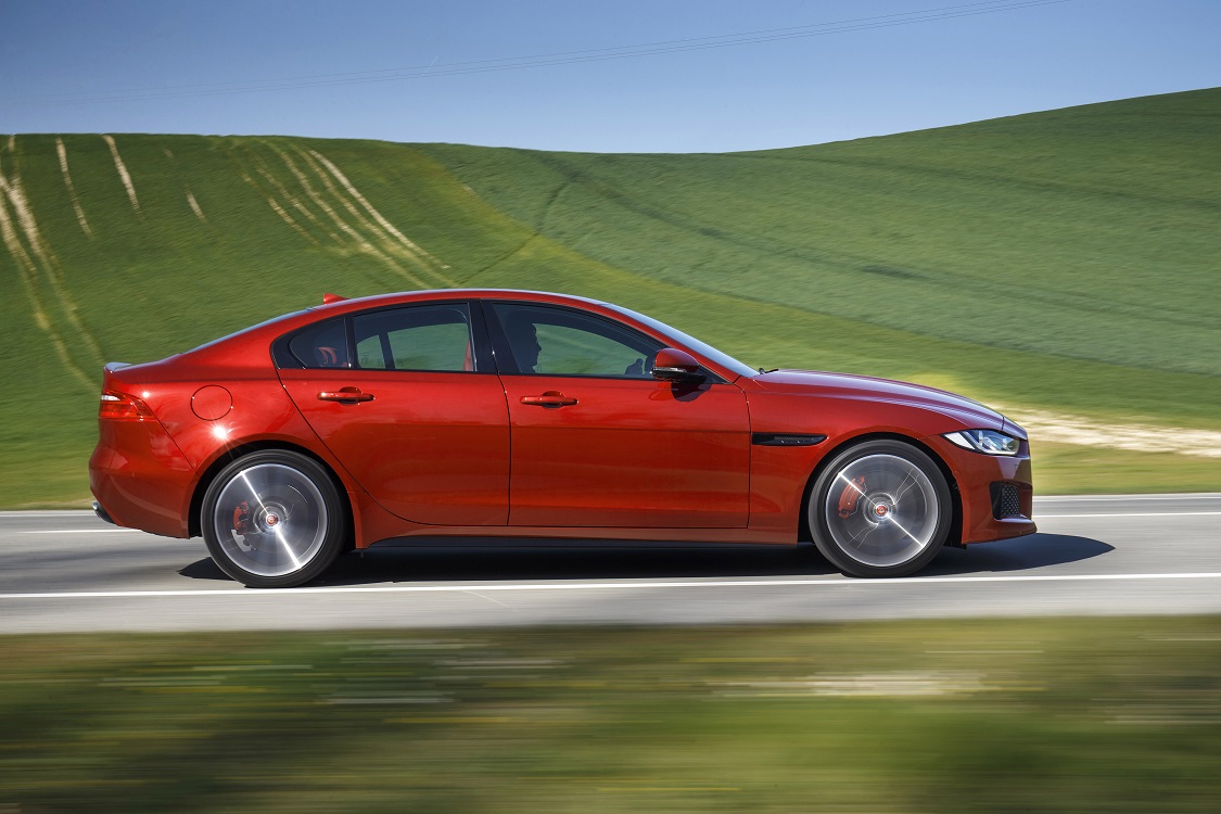 Jaguar presenteert nieuwe motoren en verschillende updates voor de XE, XF en F-Pace. De Ingenium-motorenfamilie wordt uitgebreid, net als de optielijsten van de autos.