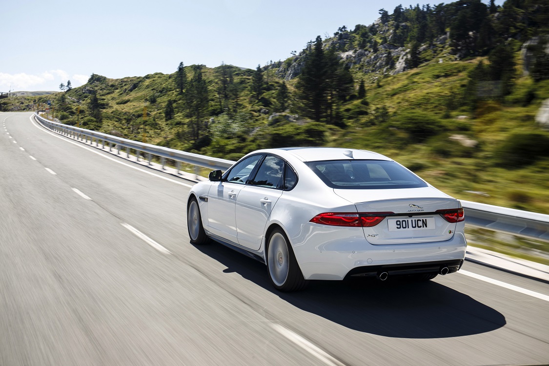 Jaguar presenteert nieuwe motoren en verschillende updates voor de XE, XF en F-Pace. De Ingenium-motorenfamilie wordt uitgebreid, net als de optielijsten van de autos.
