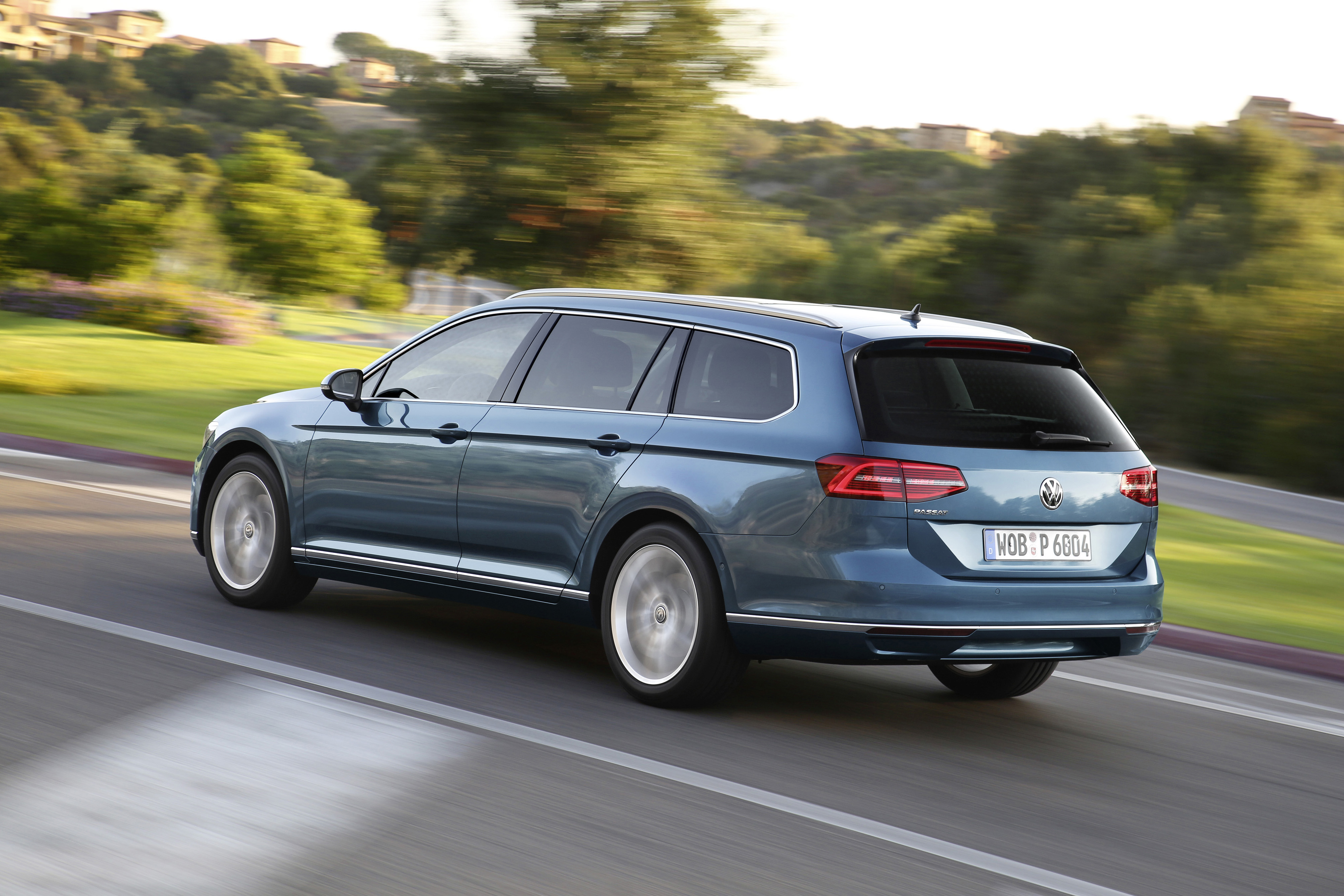 Nieuwe motoren voor Volkswagen Passat met onder meer 1.4 TSI ACT 150 pk en 2.0 TDI 190 pk met 20% bijtelling. Prijzen beginnen bij 37.050 euro.