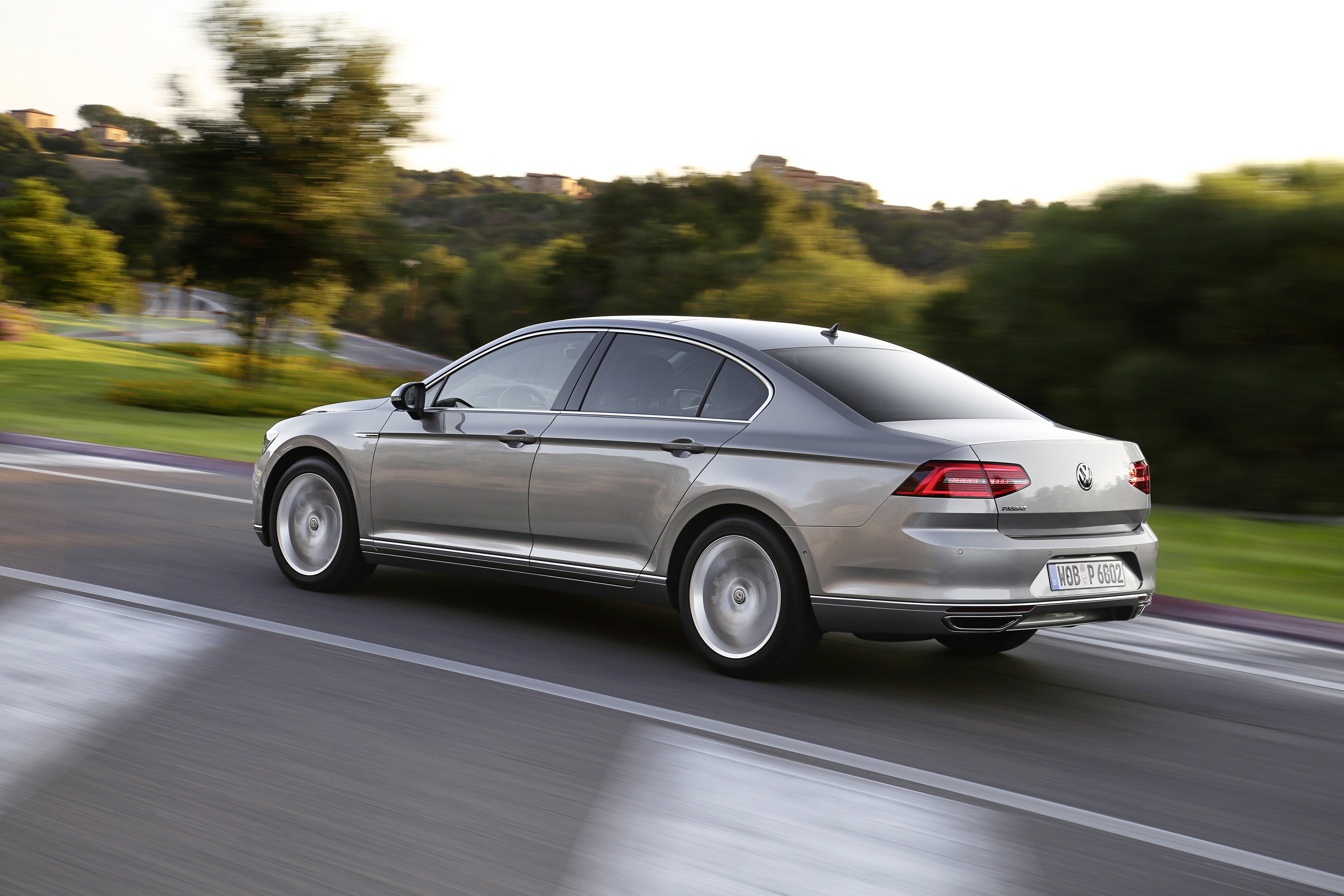 Nieuwe motoren voor Volkswagen Passat met onder meer 1.4 TSI ACT 150 pk en 2.0 TDI 190 pk met 20% bijtelling. Prijzen beginnen bij 37.050 euro.