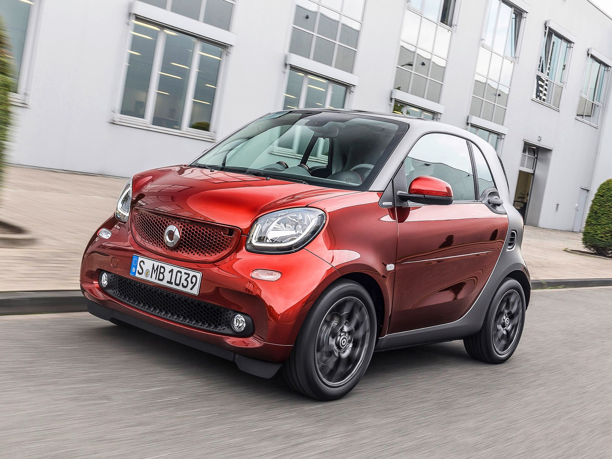 Nieuwe optiemogelijkheden smart fortwo en forfour voor modeljaar 2016, met onder meer nieuwe lakkleuren, MirrorLink en het Urban Joy pakket.